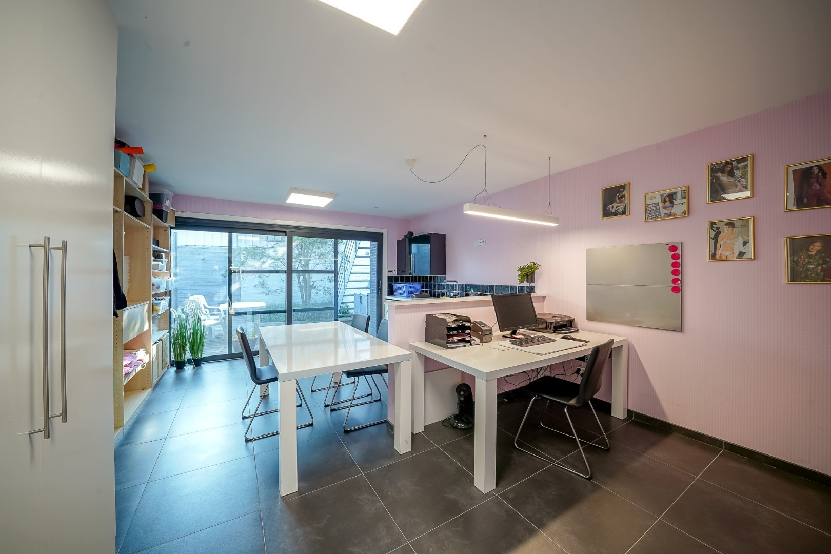 Ruime eengezinswoning in centrum Oudenburg met handelsruimte op gelijkvloers. 