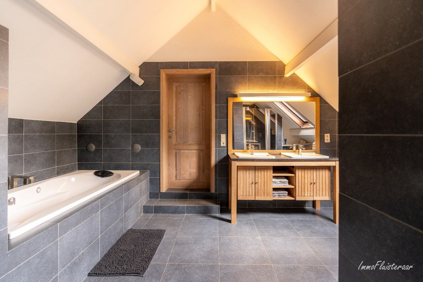 Prachtige villa met hippische accommodatie en binnenpiste op ca. 2ha te Paal 