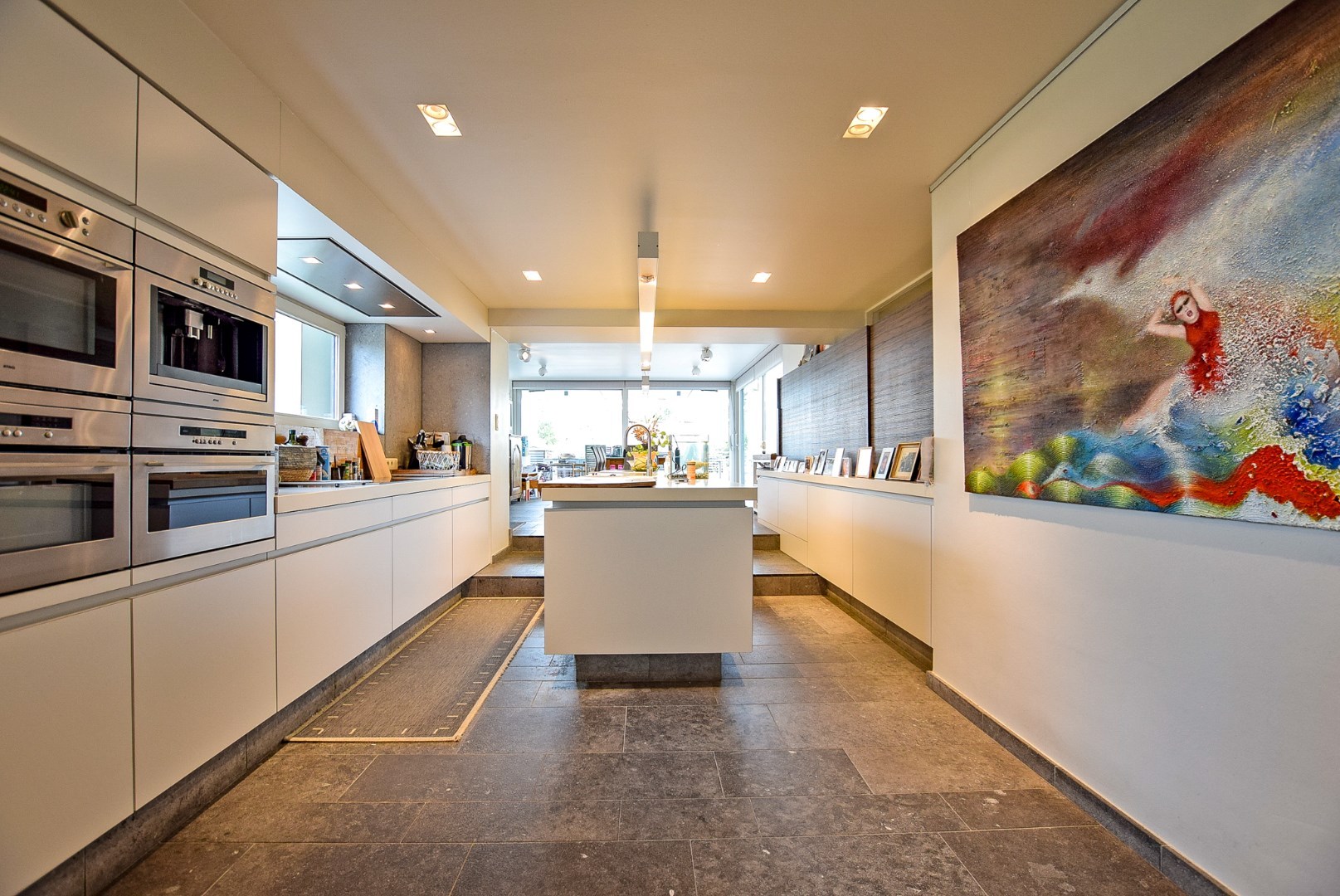 Goed gelegen kantoorruimte / praktijkruimte met woonst te Oostduinkerke op 749m². 