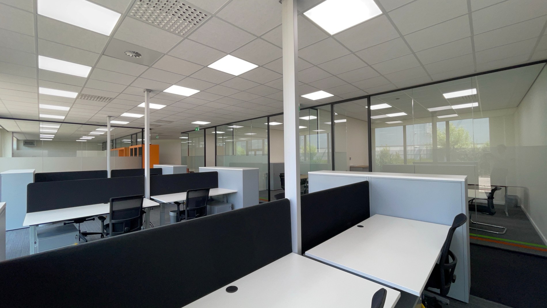 Loods met kantoor te huur nabij E19 in Mechelen
