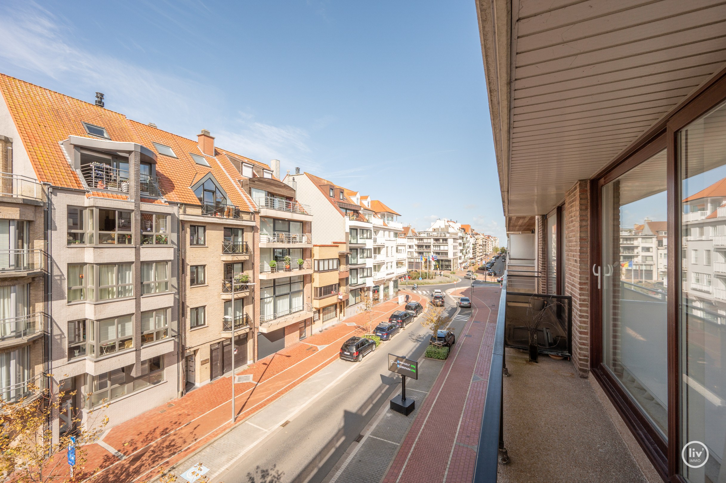 Appartement élégamment rénové avec deux chambres et deux terrasses, situé au centre de Knokke. 