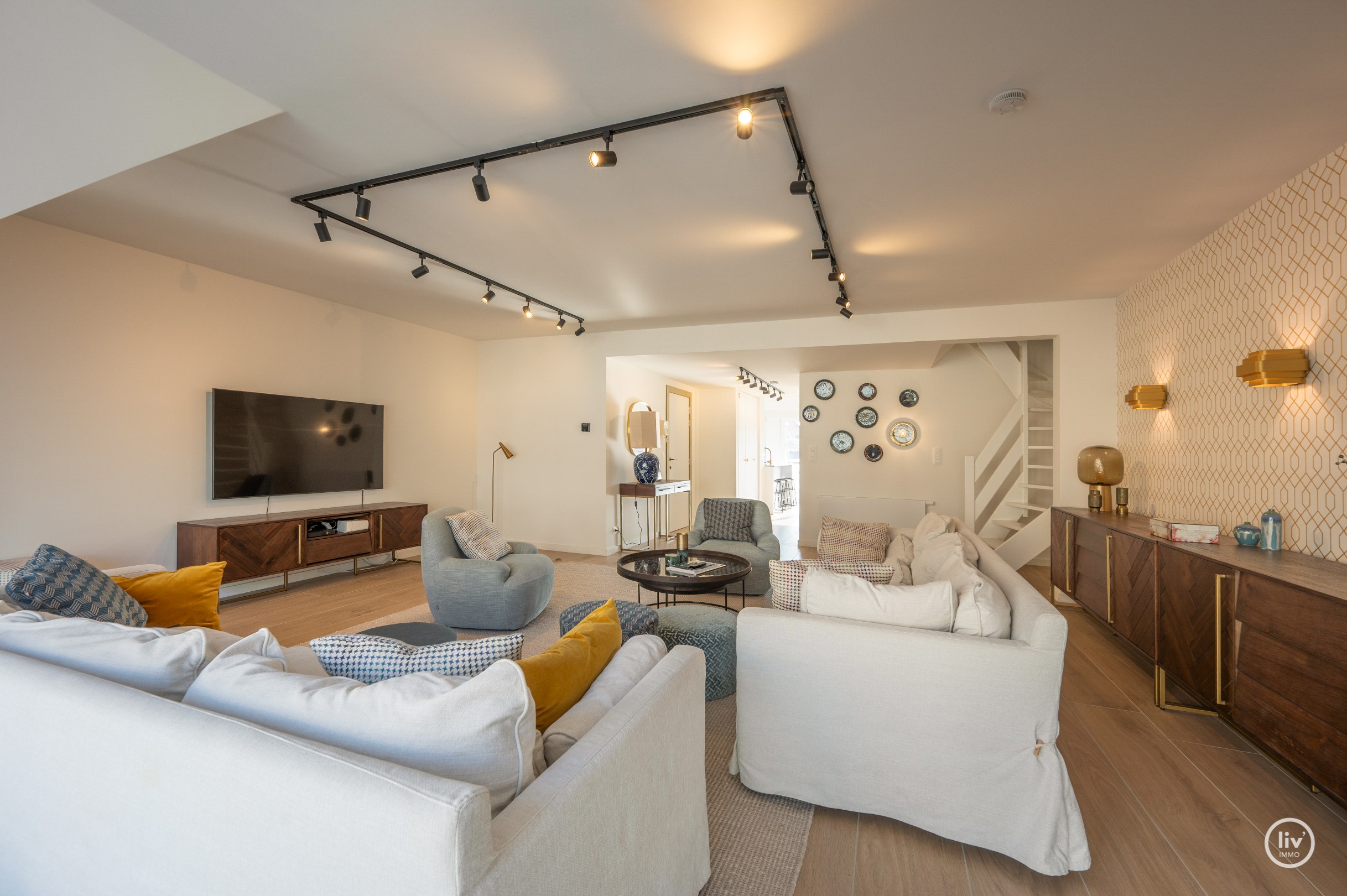 Appartement en triplex prêt à emménager situé près de la place Rubens avec vue latérale sur la mer. 