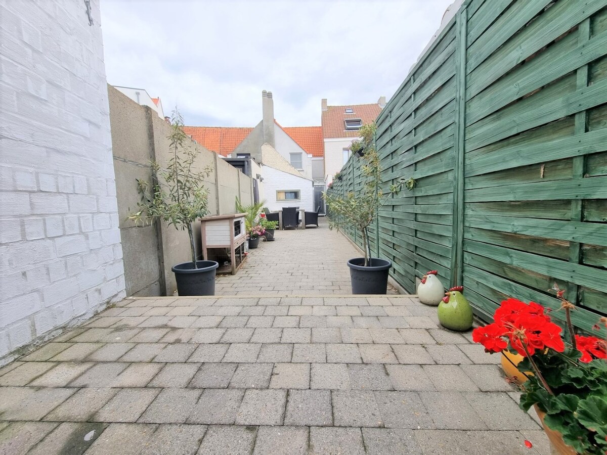 Leuke woning met mooi terras en achteruitgang te Heist 