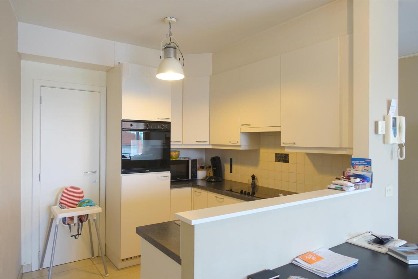 Lichtrijk appartement met groot terras en garagebox 