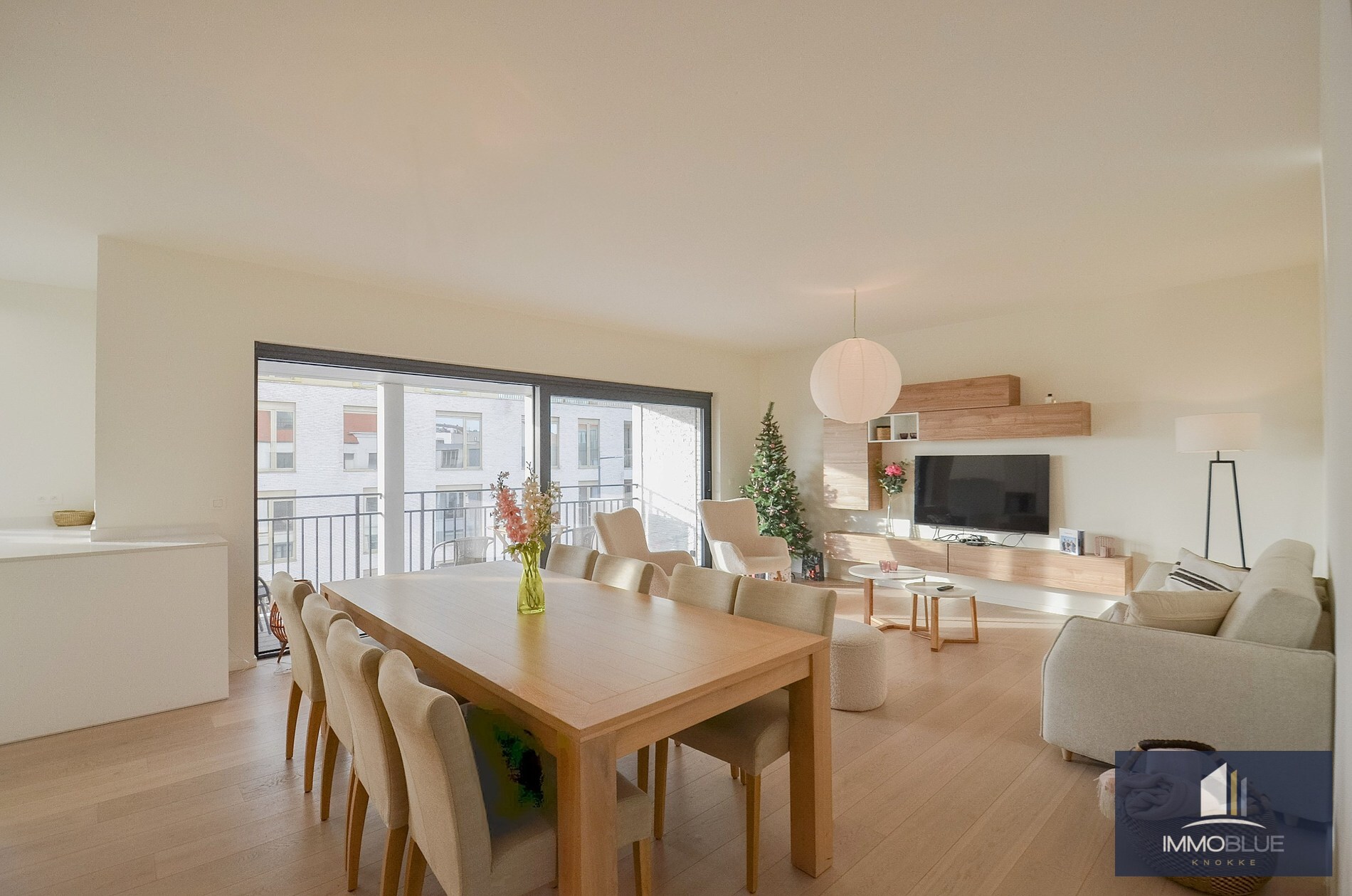 Appartement avec une façade d’environ 5,2 mètres et une grande terrasse ensoleillée. 