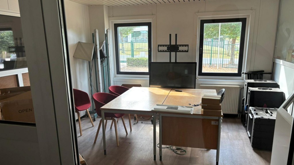 Bedrijfsgebouw met laadkades en kantoren te koop in Ronse