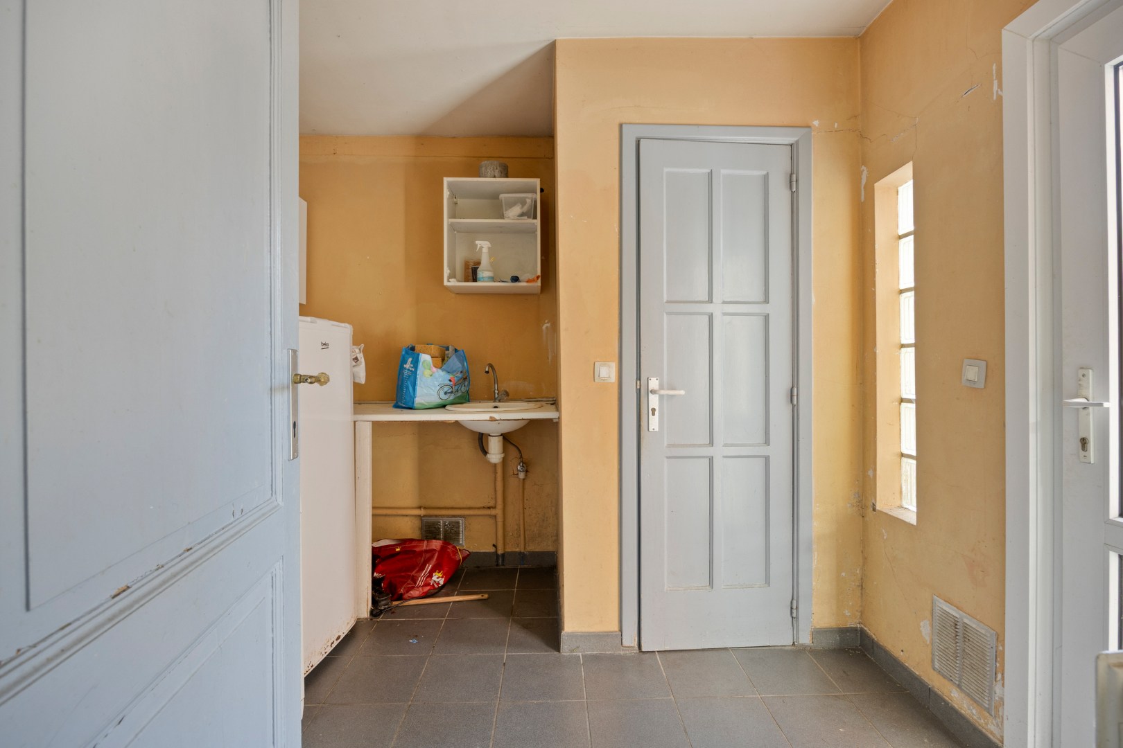 Te renoveren woning met 4 slpk. en garage in centrum van Mol 