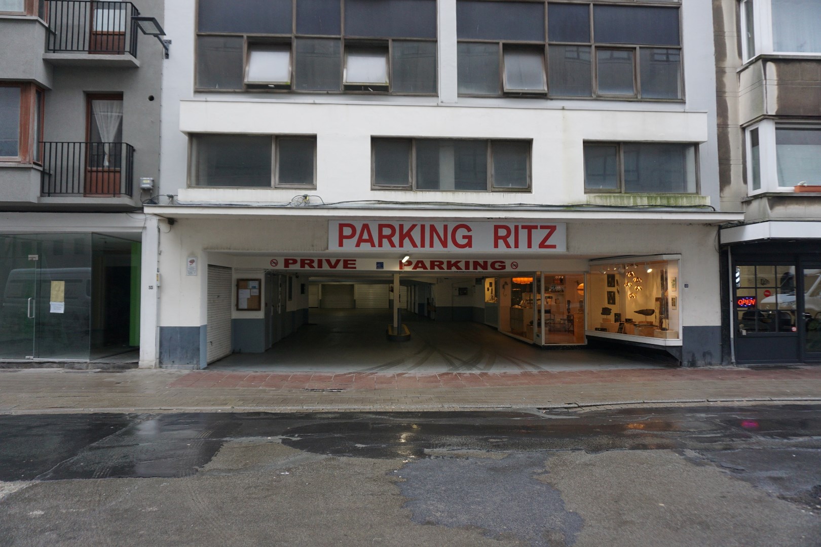 GARAGE BOX  OP TOPLIGGING - CENTRUM OOSTENDE ! 