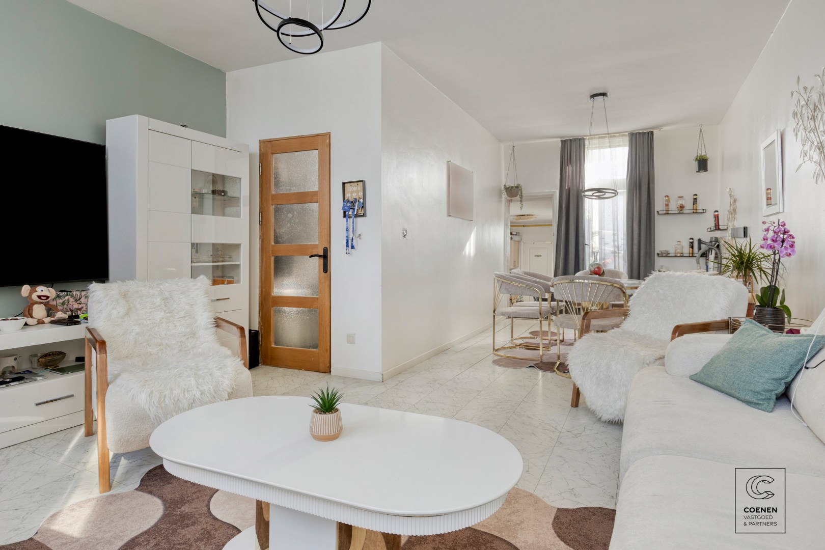 Ruime handelswoning, momenteel ingericht als handelsruimte en 2 appartementen op goede ligging te Antwerpen! 