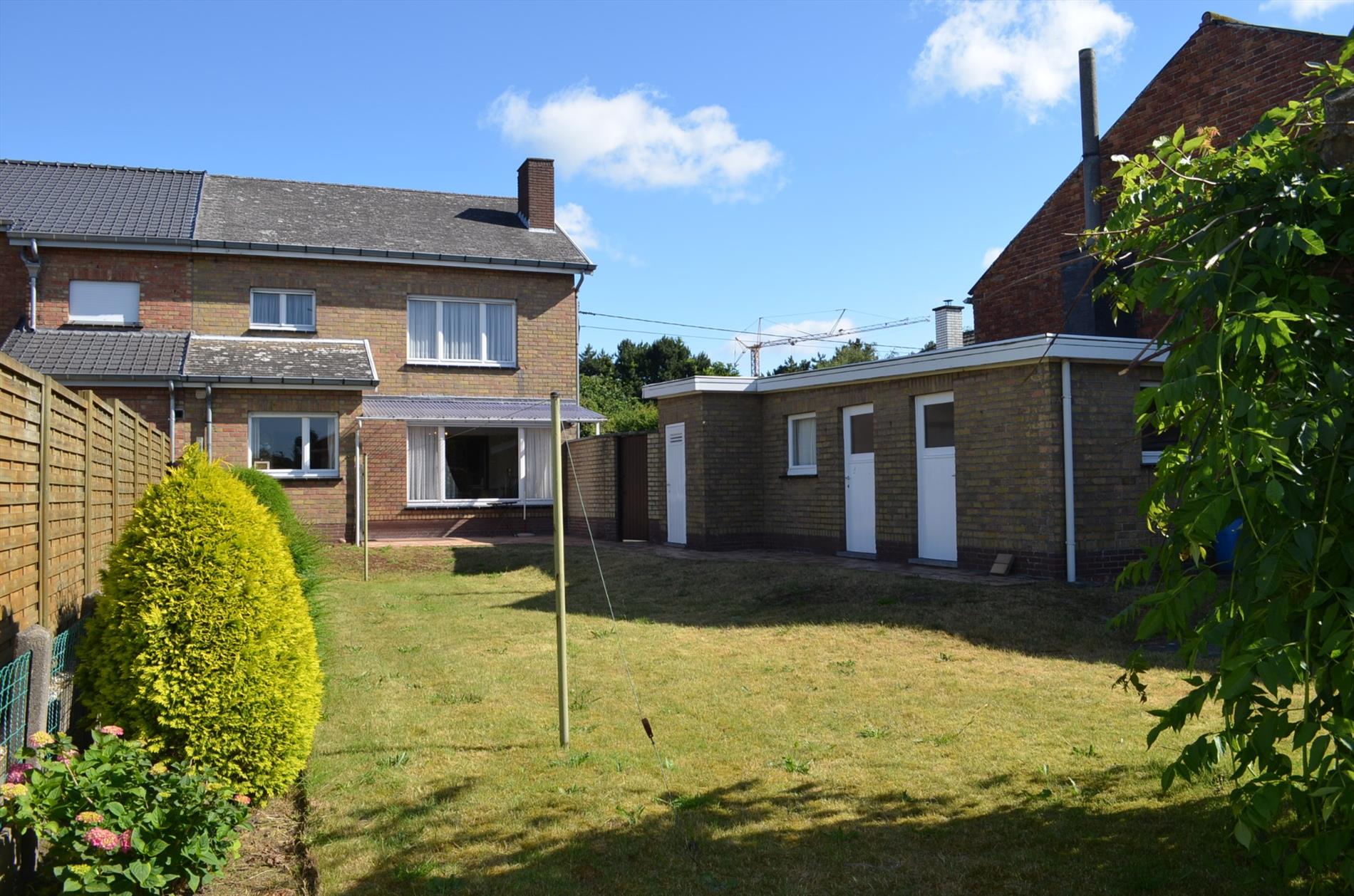 Op te frissen woning op 709m² rustig gelegen te Adegem 