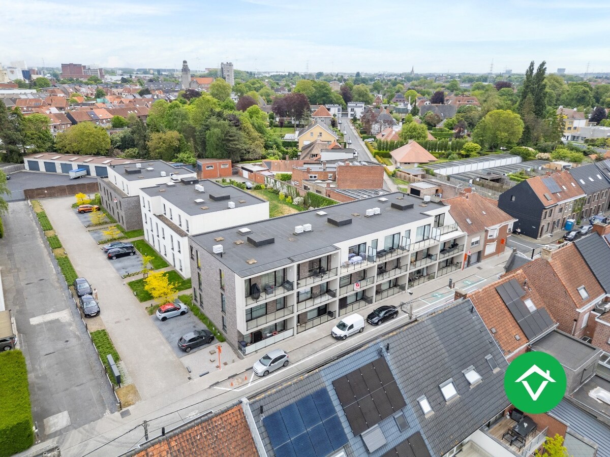 Recent, instapklaar appartement met één slaapkamer, ruim terras en autostaanplaats te Roeselare 