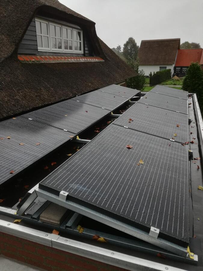 Gemoderniseerd vrijstaand landhuis met veel authentieke elementen en met riet afdekte kap, op een perceel van 1383 m2 grond aan de Heijerstraat 15 te Westerhoven. 