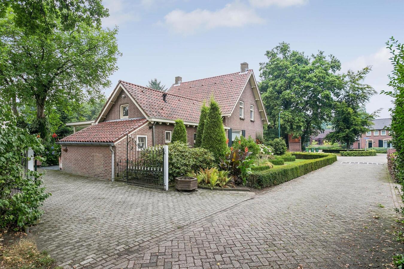 Fraai gelegen, karakteristiek vooroorlogs, vrijstaand gerenoveerd woonhuis op perceel van 1.035 m2 aan de Tonterstraat 42 te Riethoven. 