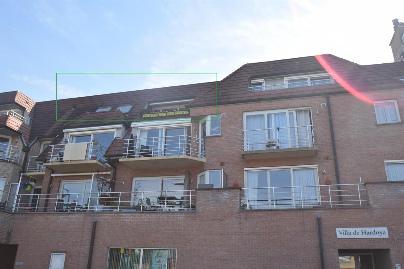 Mooi appartement met zonnig terras op het dorpsplein van Ardooie  gelegen 