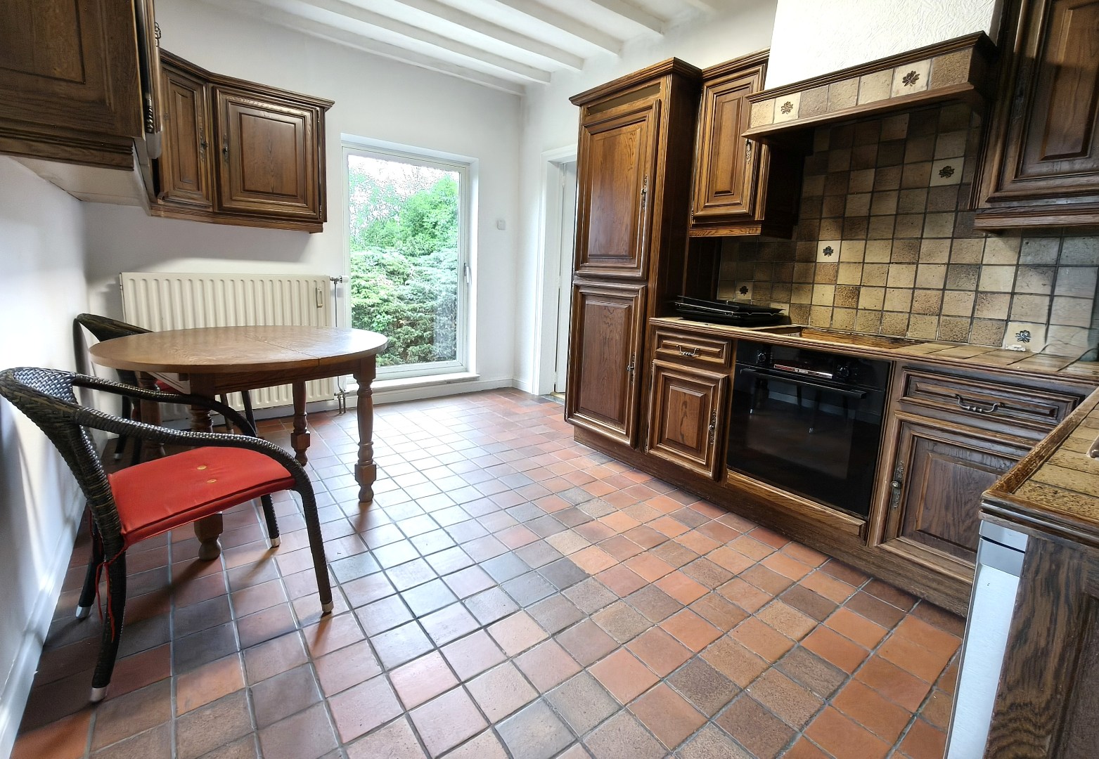 GELIJKVLOERS APPARTEMENT MET GARAGE 