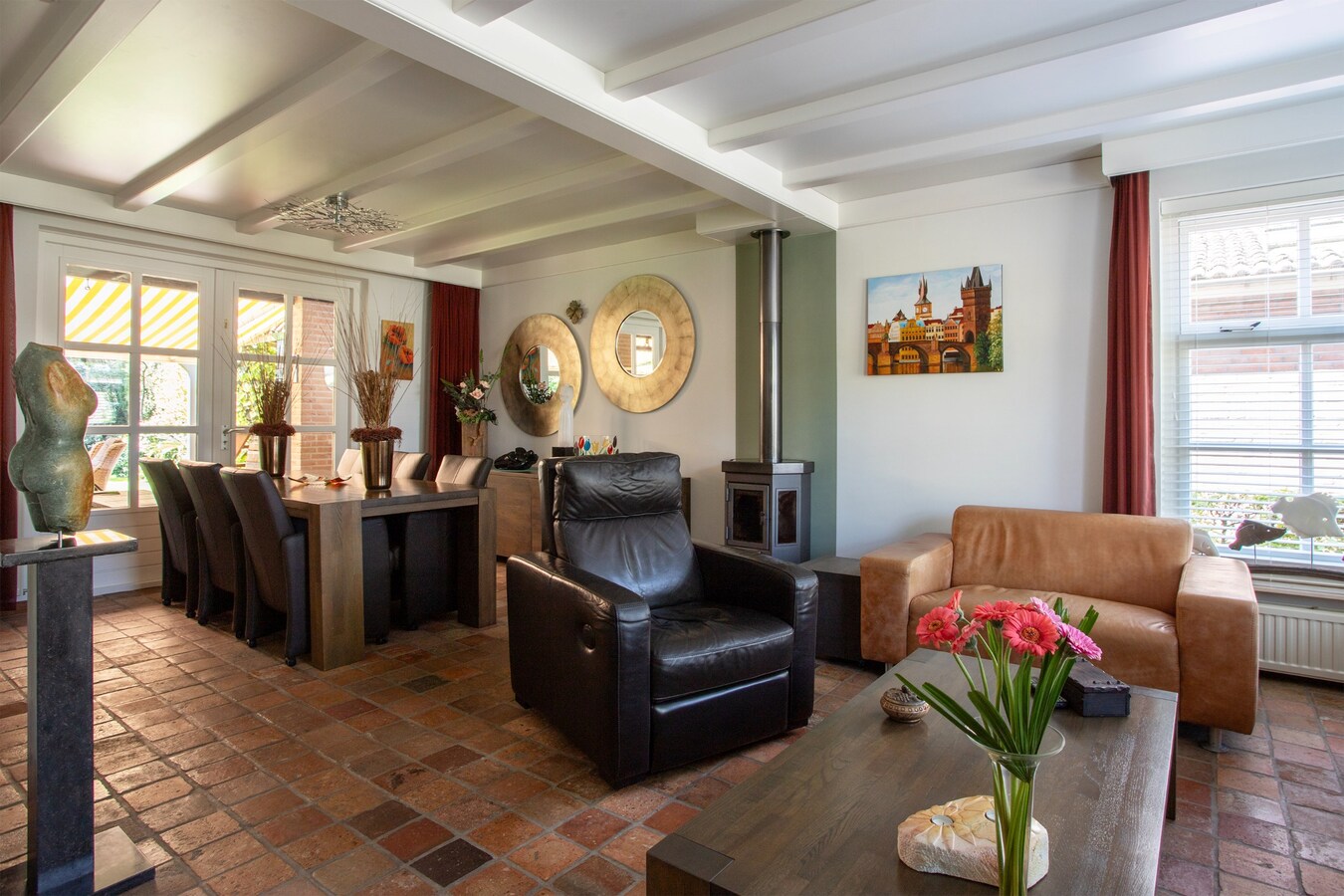 Royale vrijstaande woning gelegen op een perceel van 671 m2 met de tuin op het zuiden! 