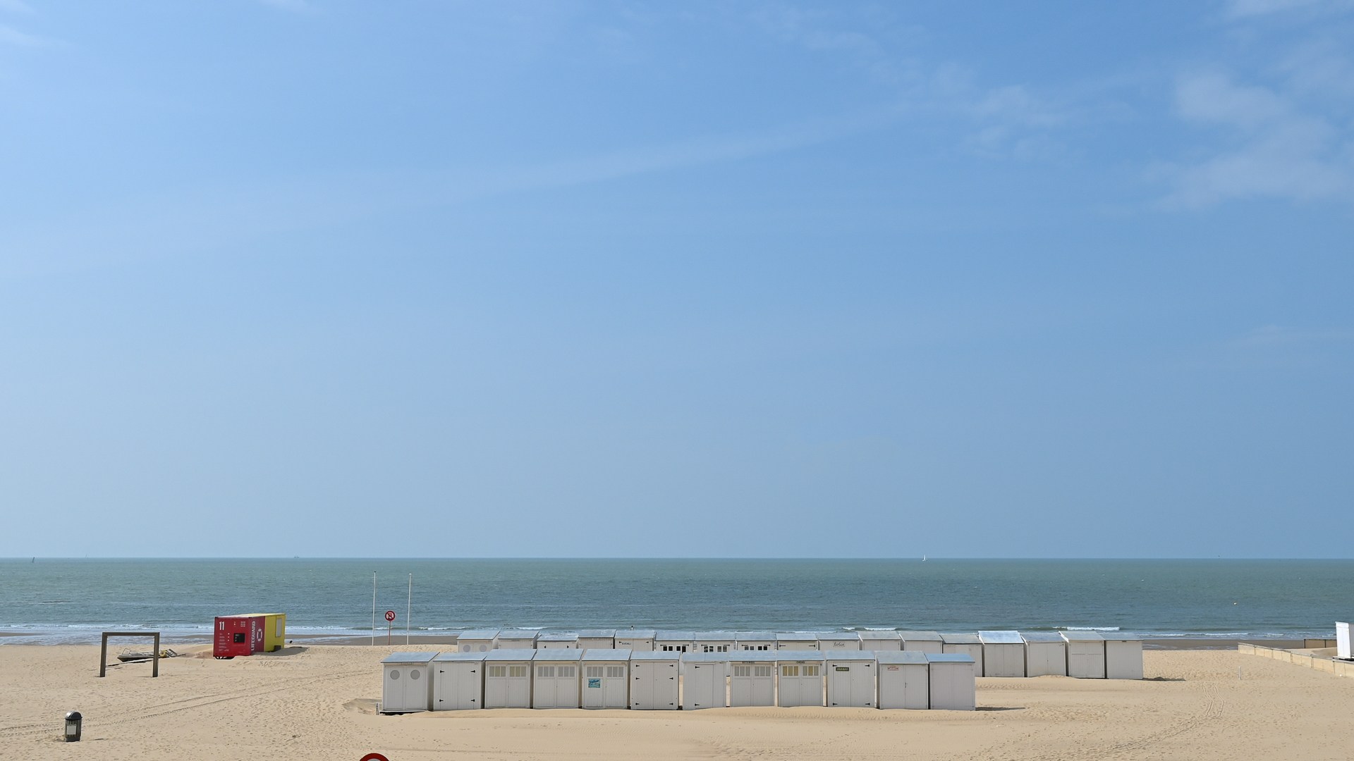 Op een absolute topligging aan de zeedijk in het Zoute bevindt zich dit prachtig gerenoveerde appartement op de eerste verdieping van een standingvolle residentie, met een gevelbreedte van 5,20 meter 