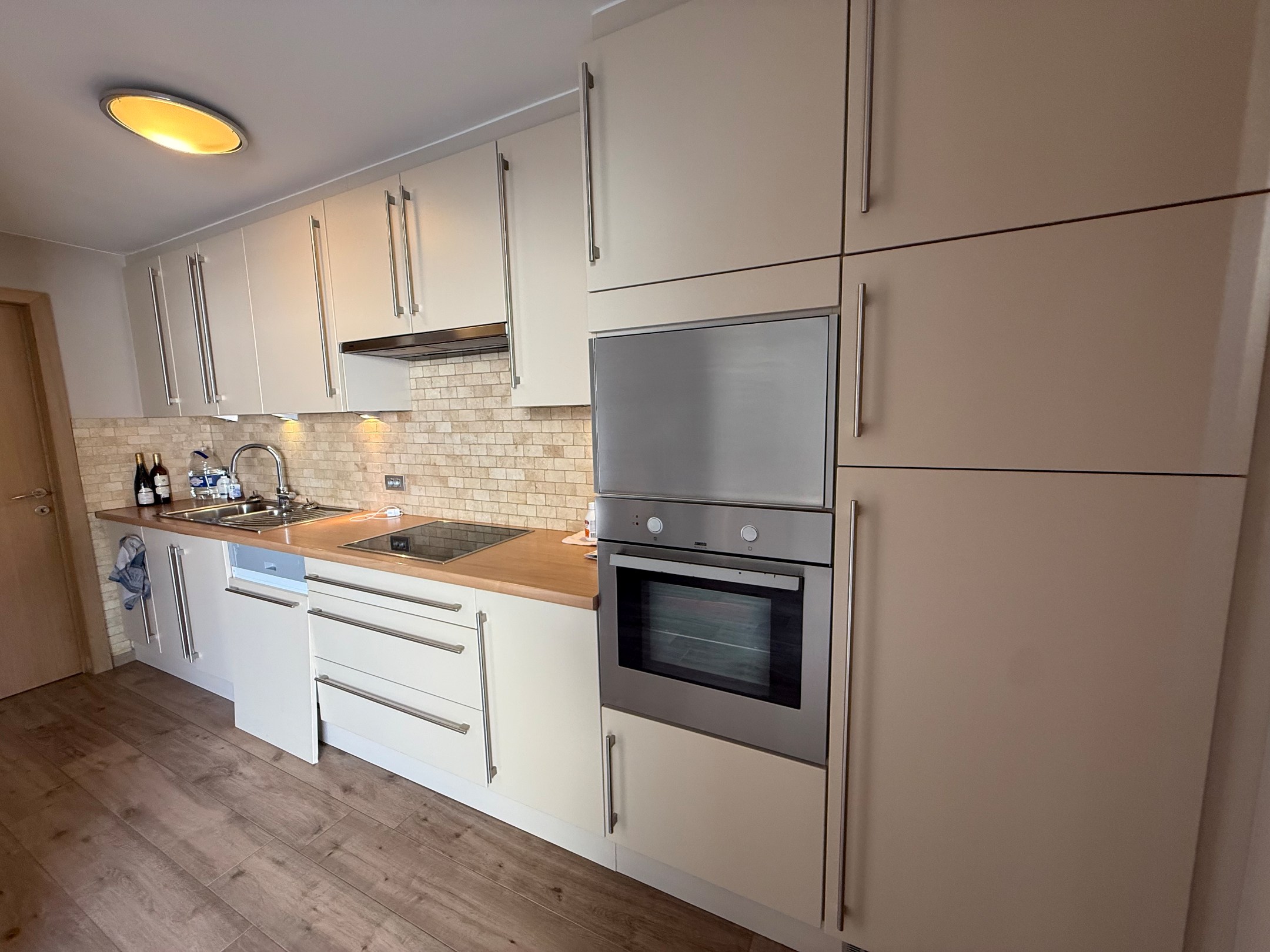 Non meublé - Maison bien entretenue avec trois chambres située dans le vieux Knokke, à distance de marche du centre commercial de Knokke et du Zoute. 