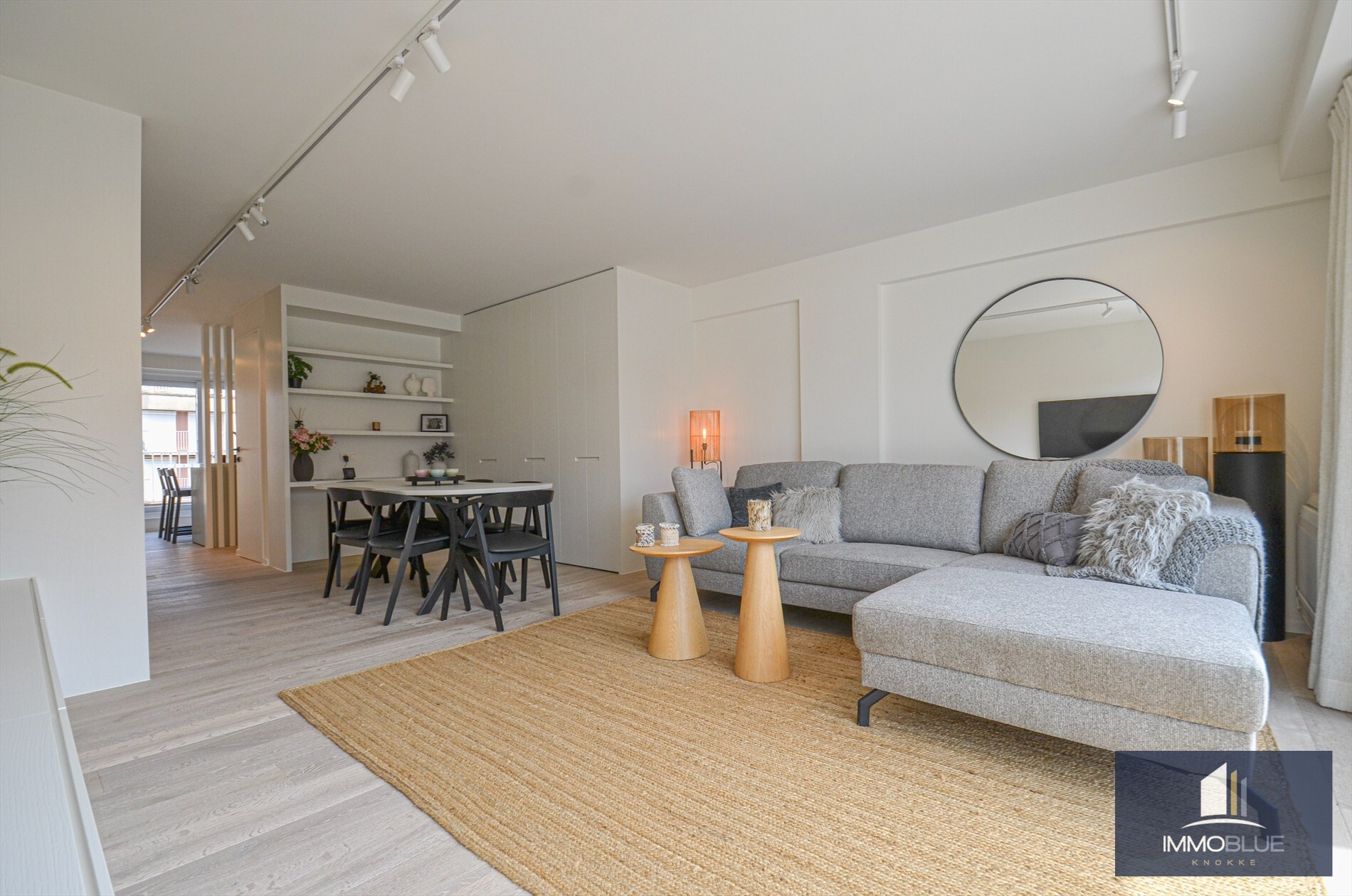 Appartement entièrement rénové avec deux grandes terrasses. 
