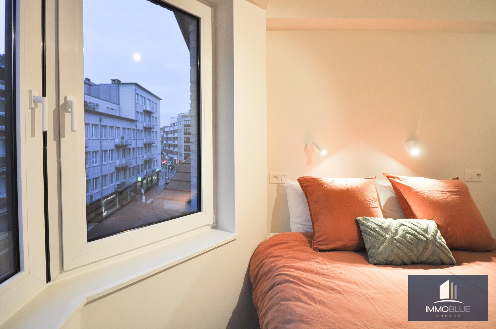 Appartement d'angle entièrement rénové, situé à quelques pas de la mer. 