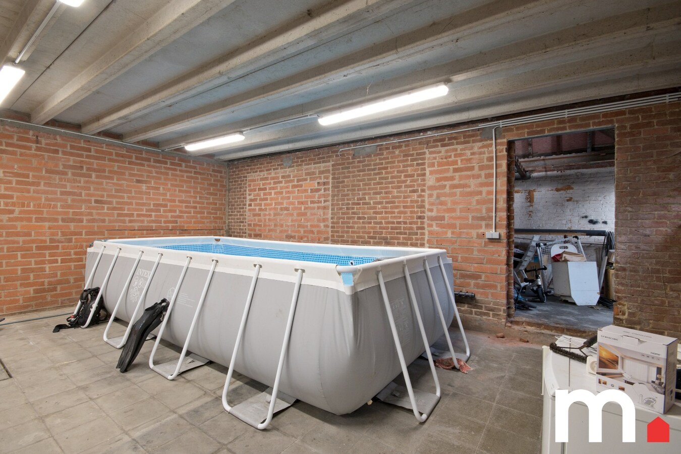 Instapklare woning met Loods van 170m² met uitweg te Zwevegem met 324 m² bewoonbare oppervlakte ! 