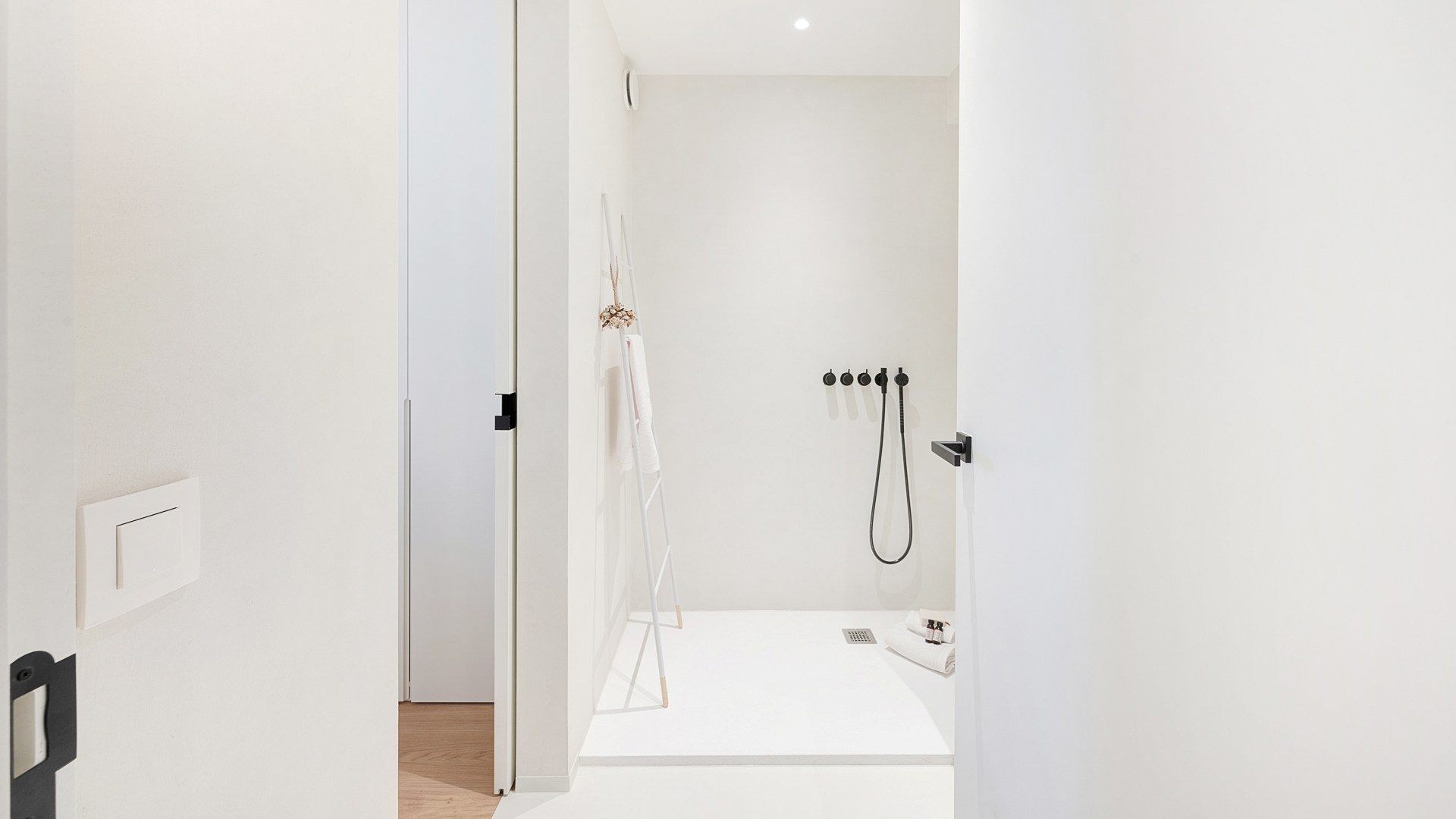 Op een absolute topligging aan de zeedijk in het Zoute bevindt zich dit prachtig gerenoveerde appartement op de eerste verdieping van een standingvolle residentie, met een gevelbreedte van 5,20 meter 