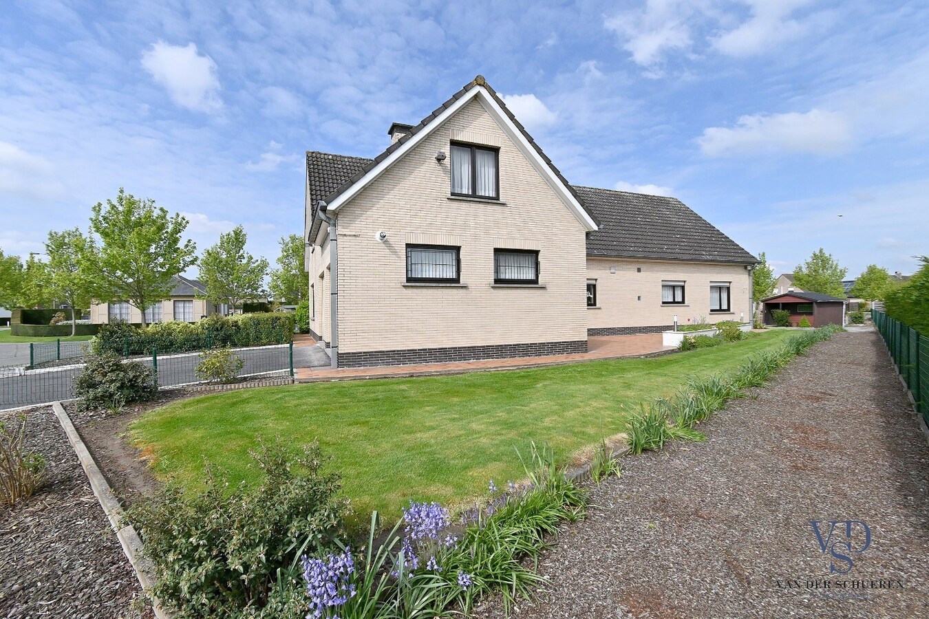Statige villa in rustige residentiële wijk 