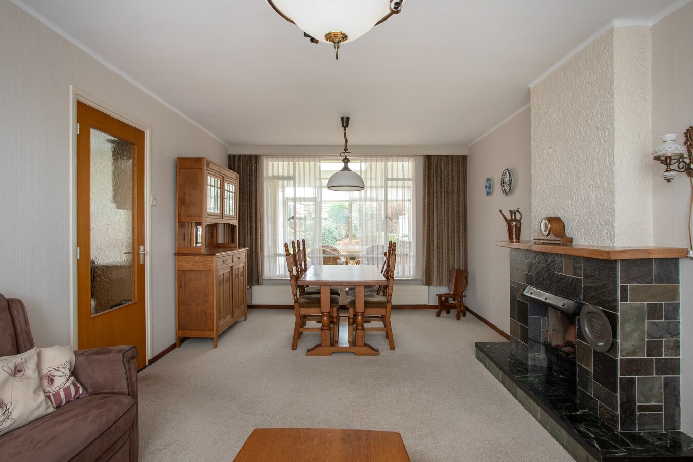 Halfvrijstaand woonhuis met garage gelegen op een royaal perceel van 460 m2. 