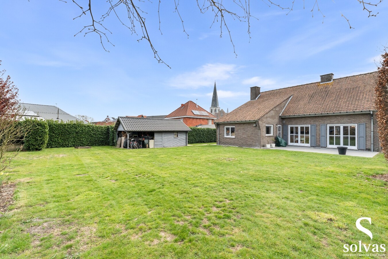 Ruime gezinswoning met grote tuin op centrale ligging in Ursel 