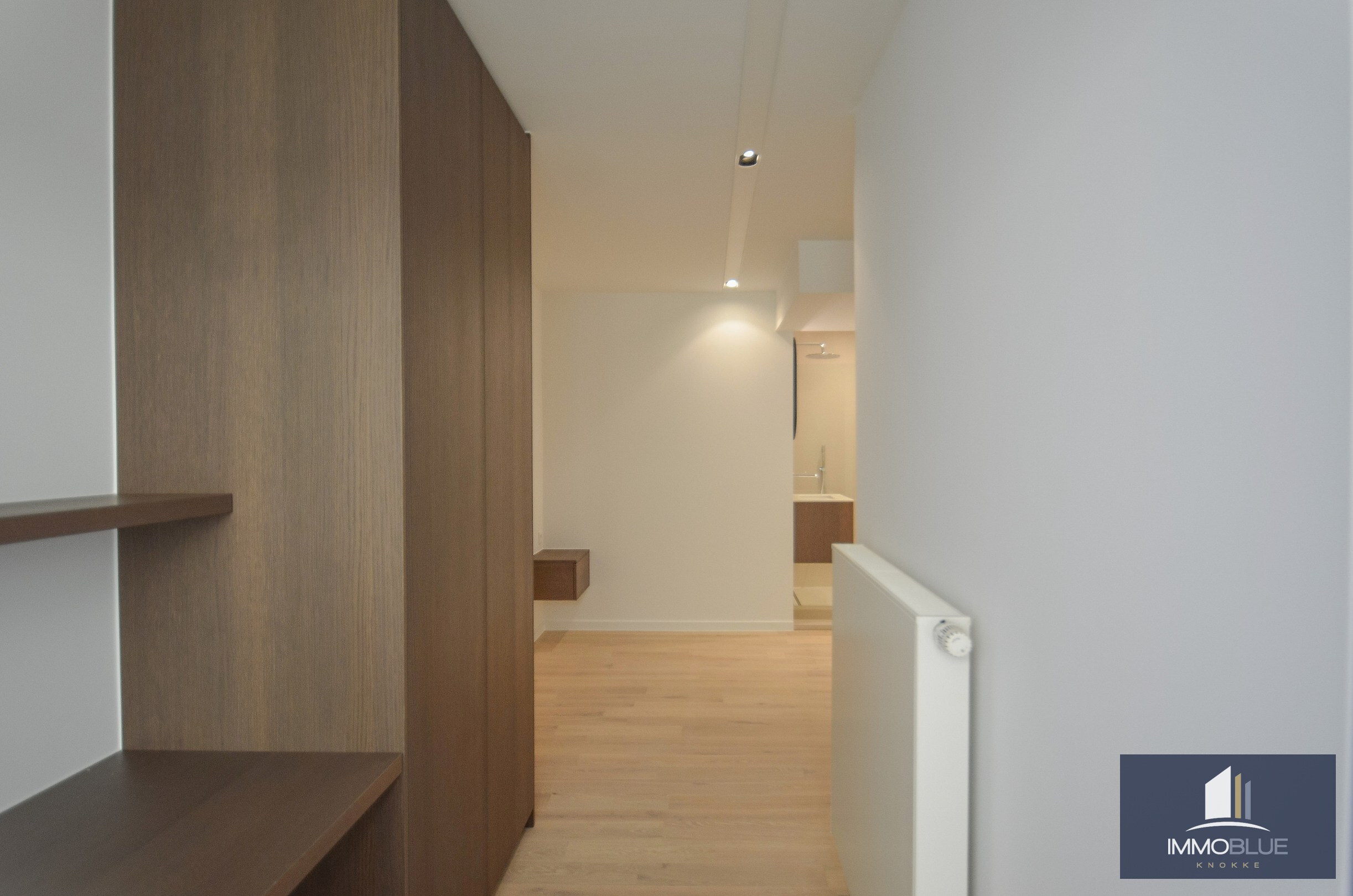 Exclusief – Stijlvol volledig gerenoveerd appartement met frontaal zeezicht. 