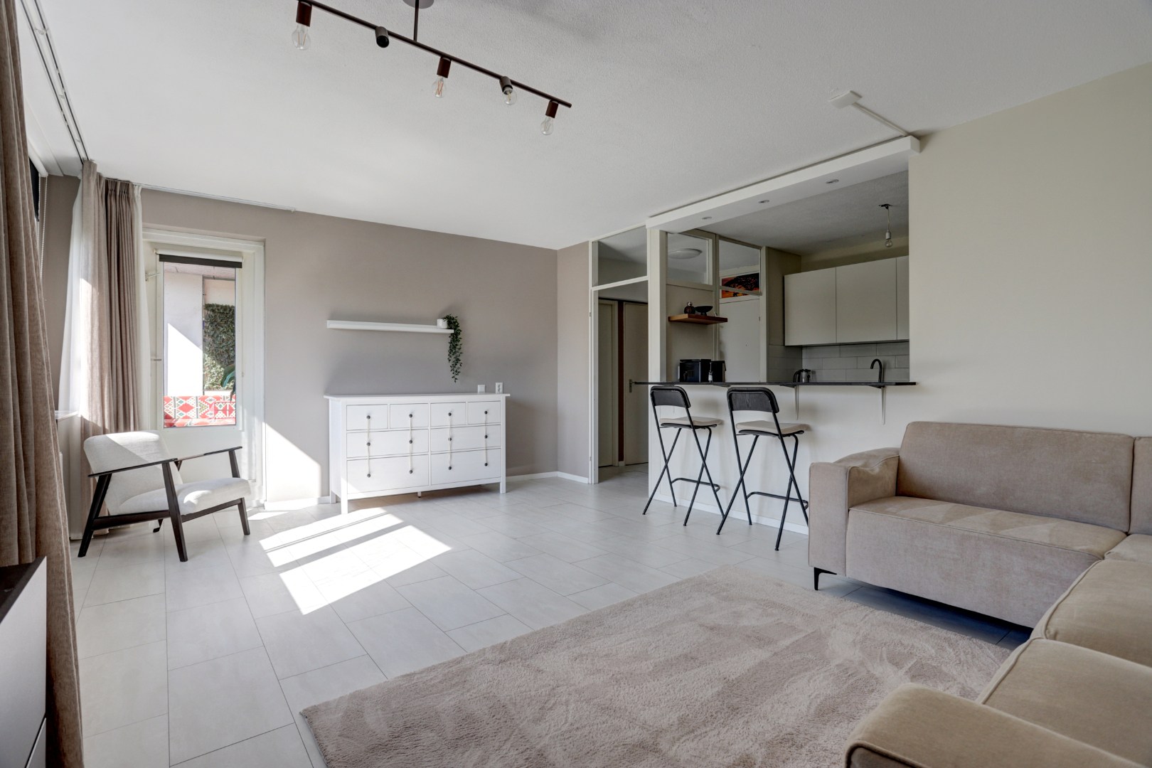 Zonder klussen te betrekken dit 2-kamer appartement op de 4e verdieping met zonnig balkon, moderne badkamer, 1 slaapkamer en berging in de onderbouw! 