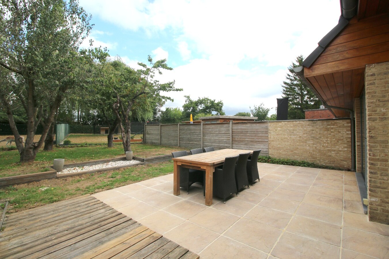 Instapklare woning (2004) met zonnepanelen en idyllische tuin 