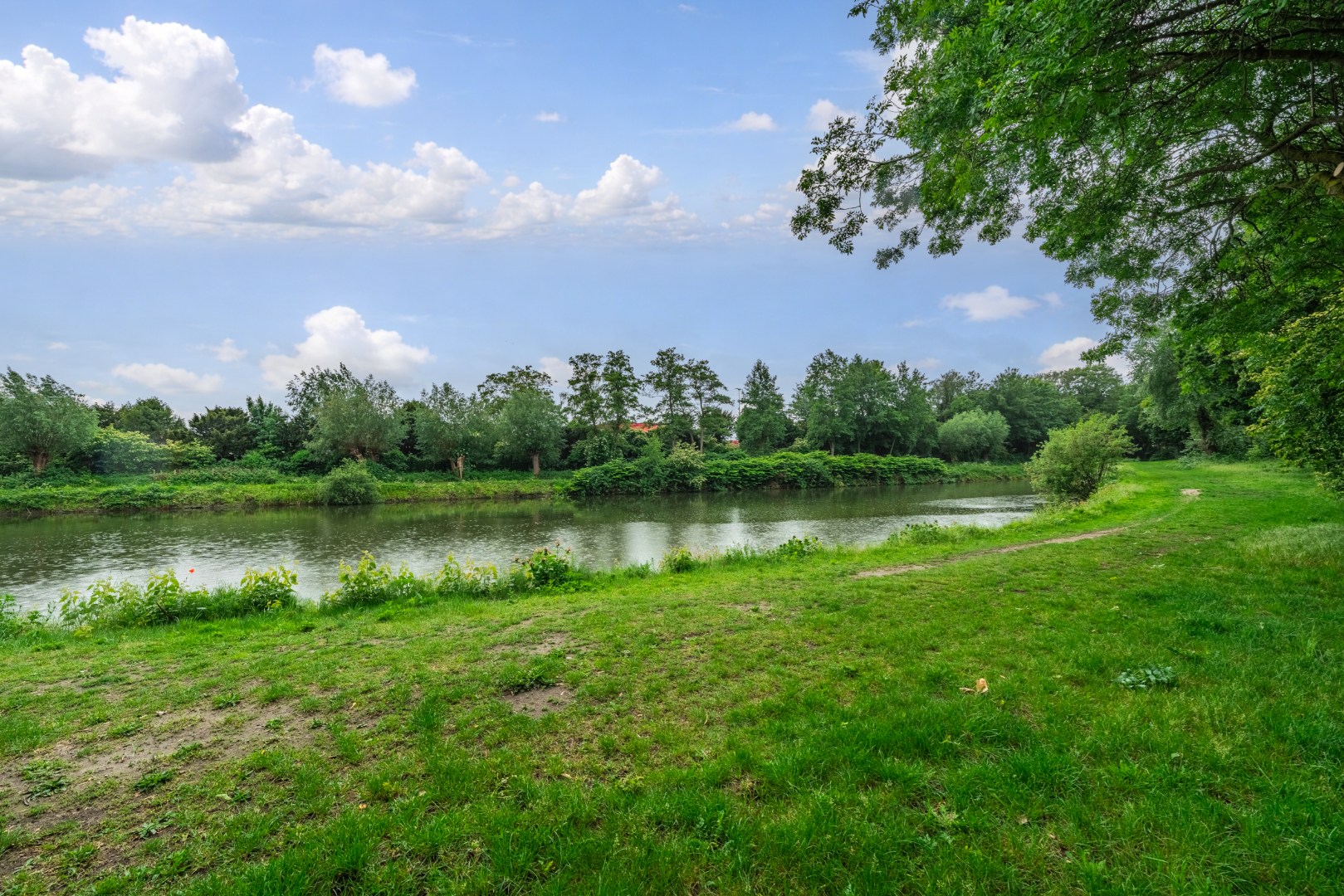 Karaktervolle voormalige apotheekwoning aan het water 