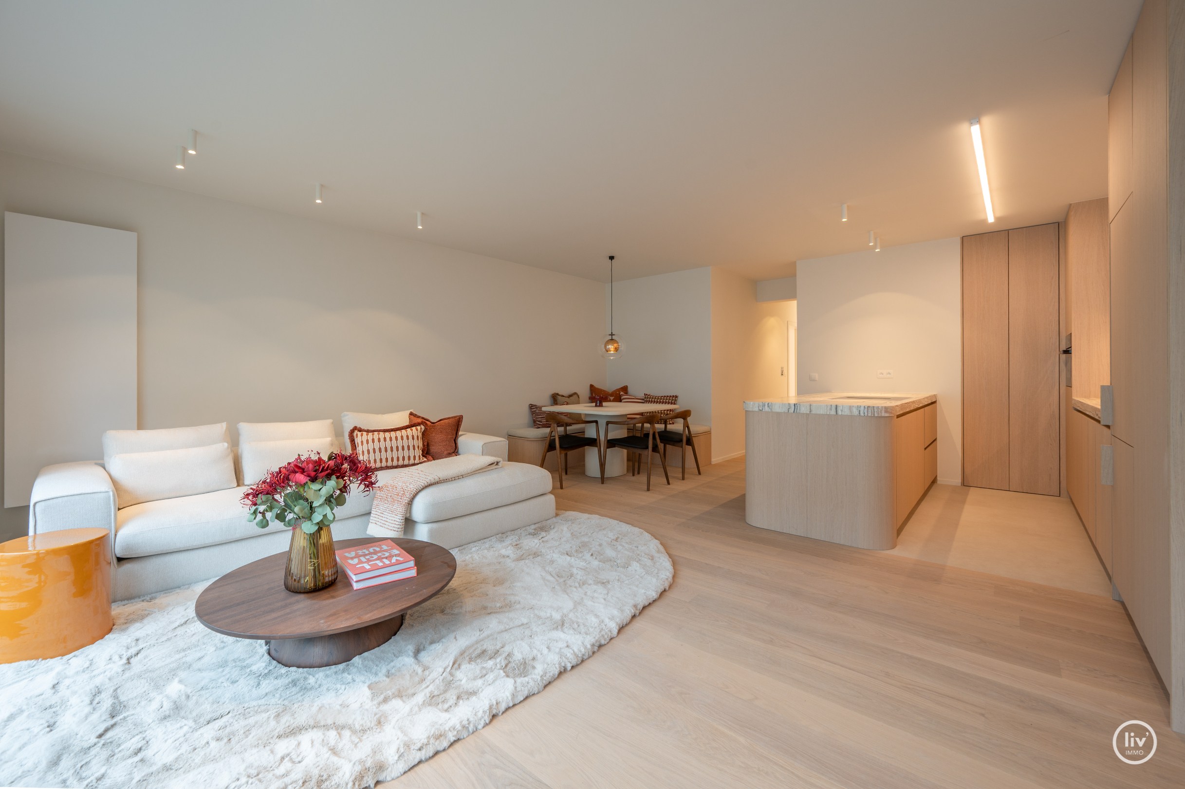 Gerenoveerd 3 slaapkamerappartement centraal gelegen vlakbij de LIppenslaan te Knokke. 