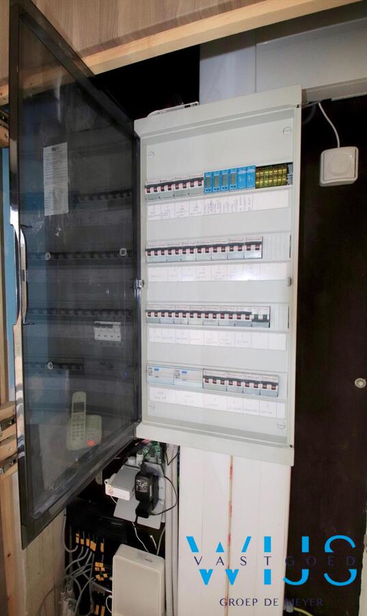 Tot in de puntjes gerenoveerde halfopen bebouwing met lounge gedeelte! 