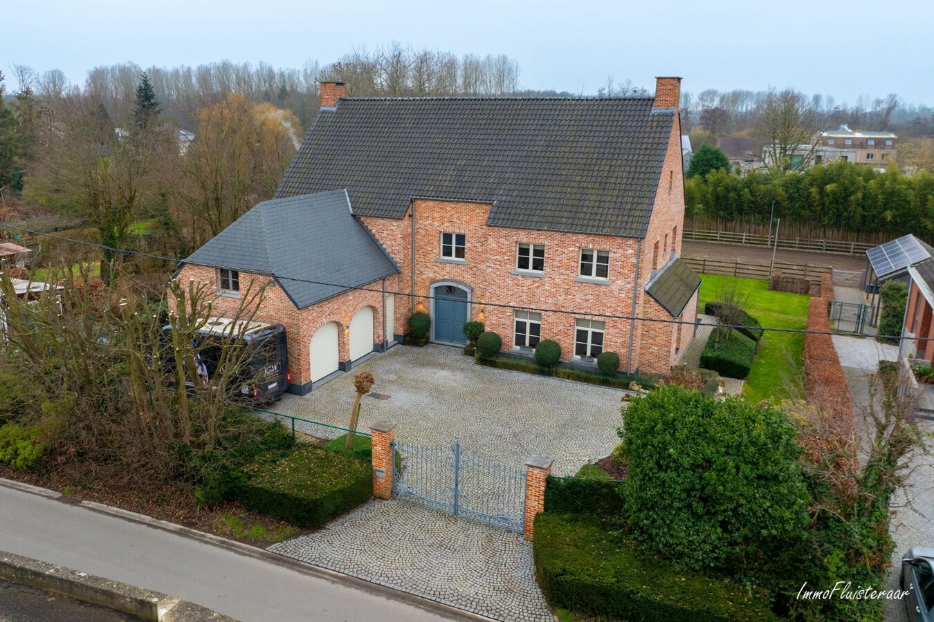Prestigieuze villa met paardenaccommodatie op ca. 3.237 m2 te Mechelen 