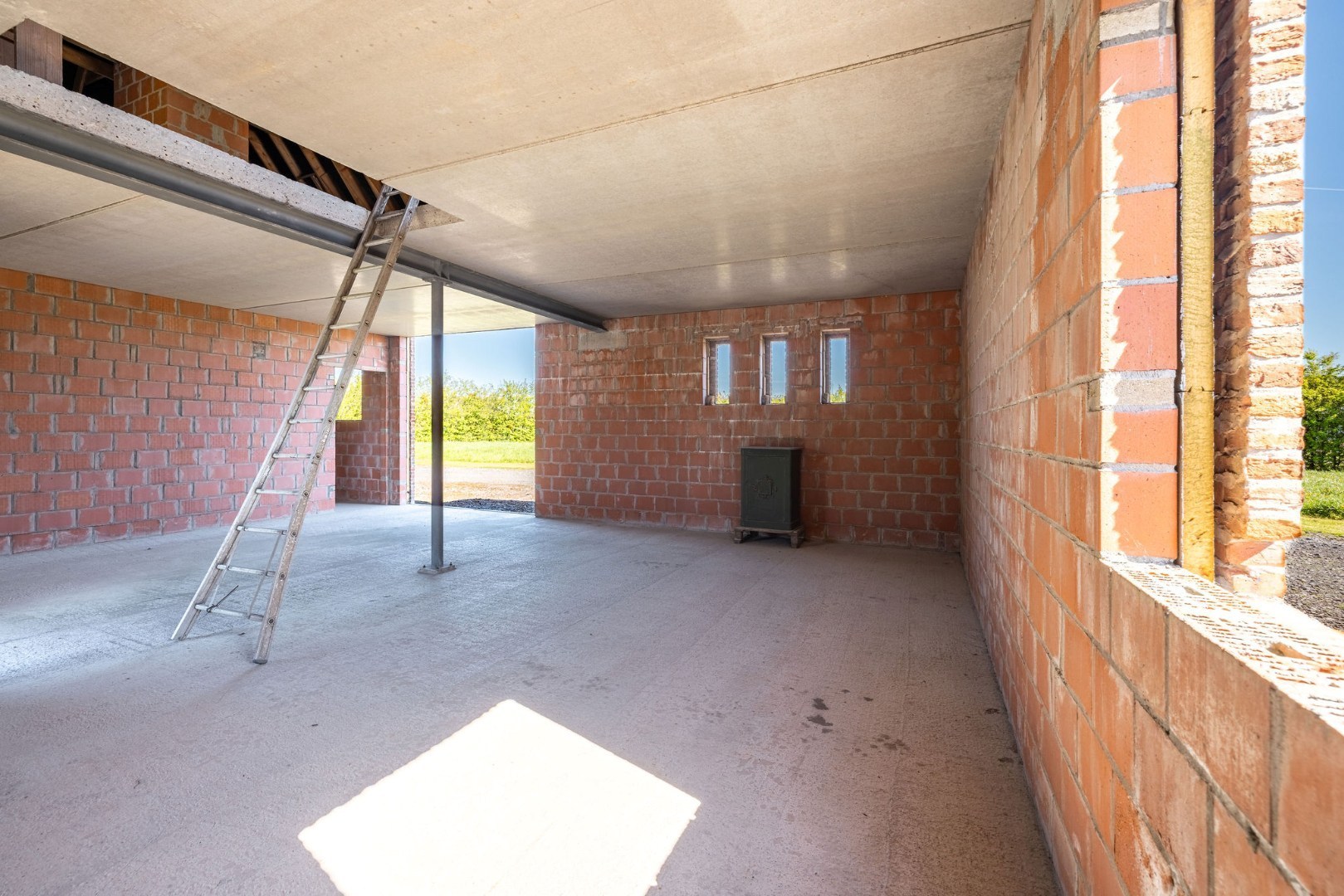 Landelijk gelegen ruwbouwhoeve met bijgebouwen 