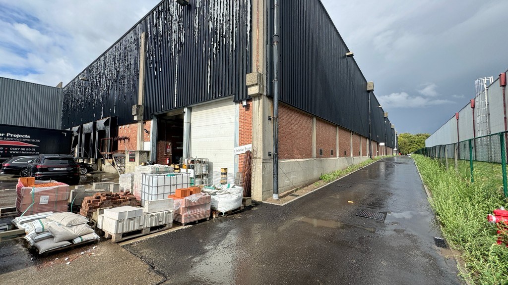 Loods met kantoor te huur nabij A12 in Wilrijk