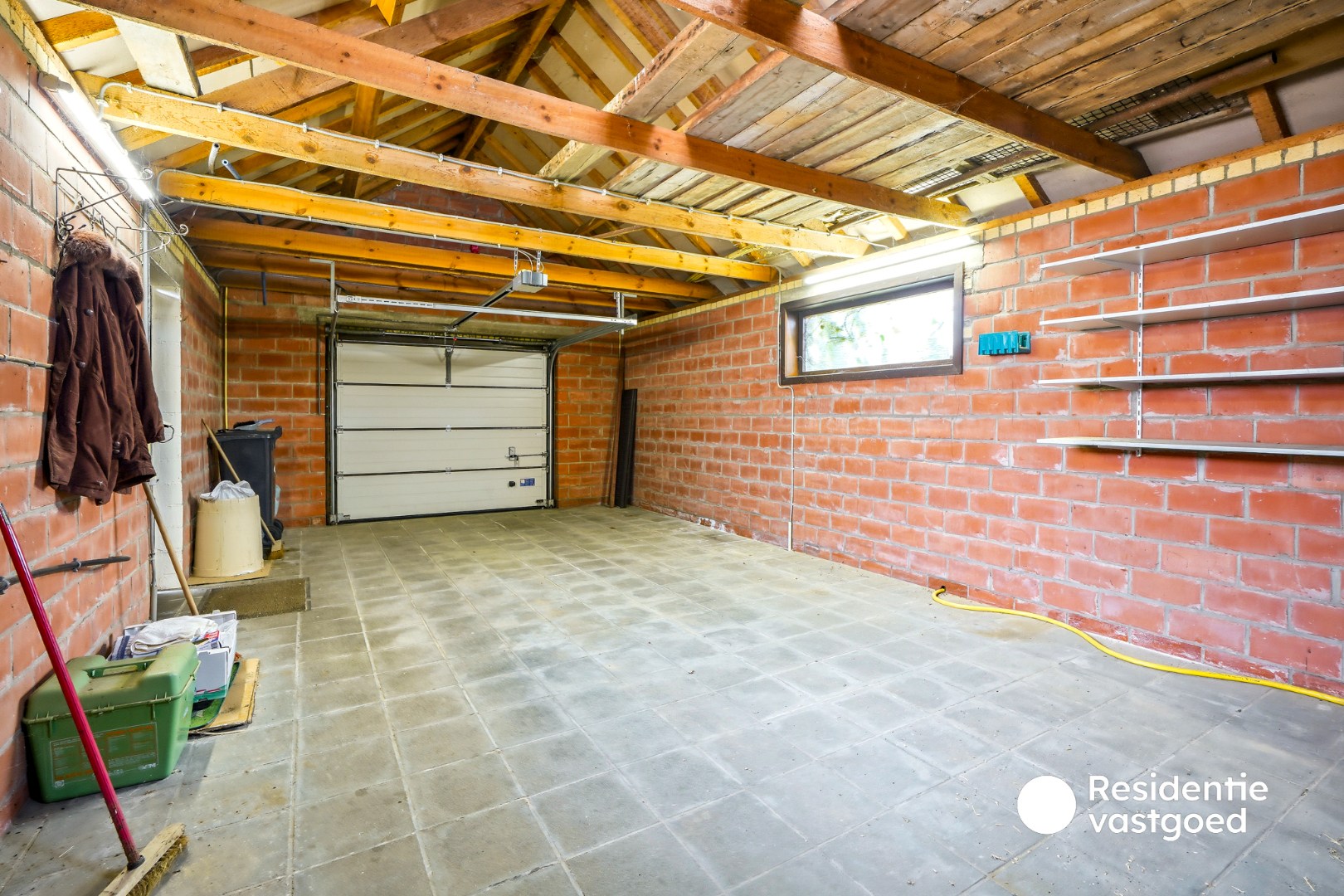 Statige gelijkvloerse villa op een terrein van 2342 m² te Oostduinkerke (Koksijde). 