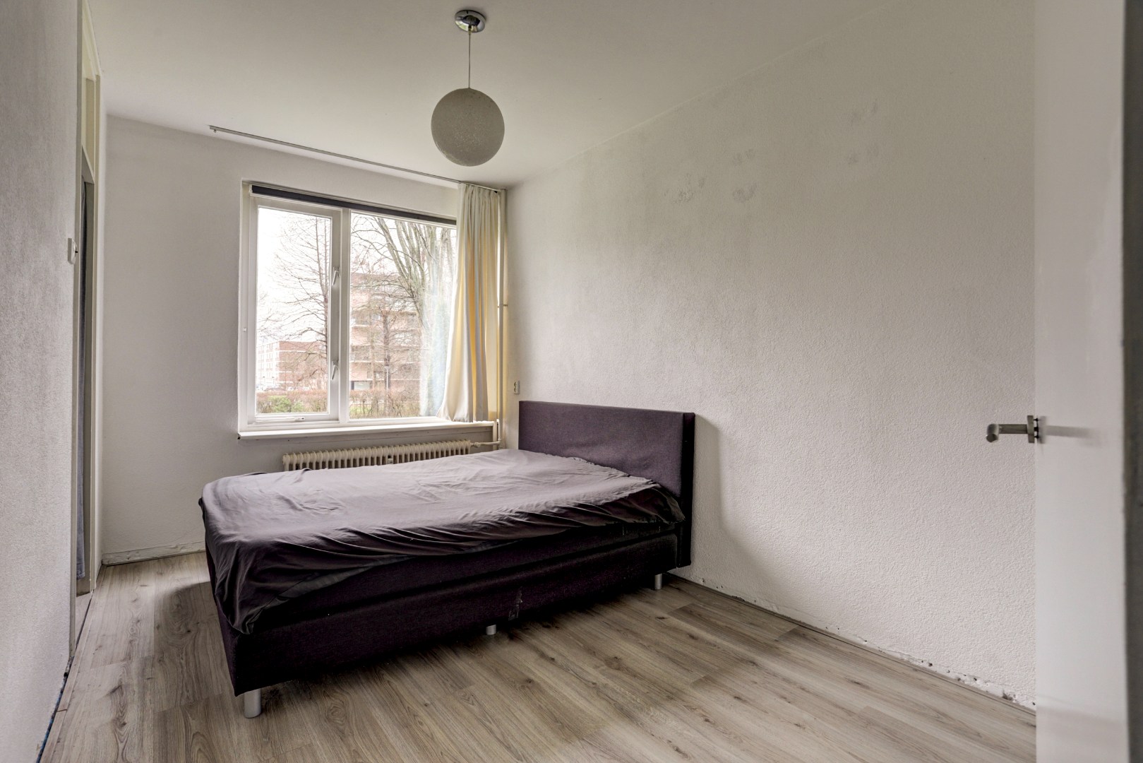 In "Het Lage Land" gelegen 4-kamer appartement met 3, slaapkamers, moderne keuken, 2 balkons,  berging in de onderbouw en gelegen op eigen grond! 