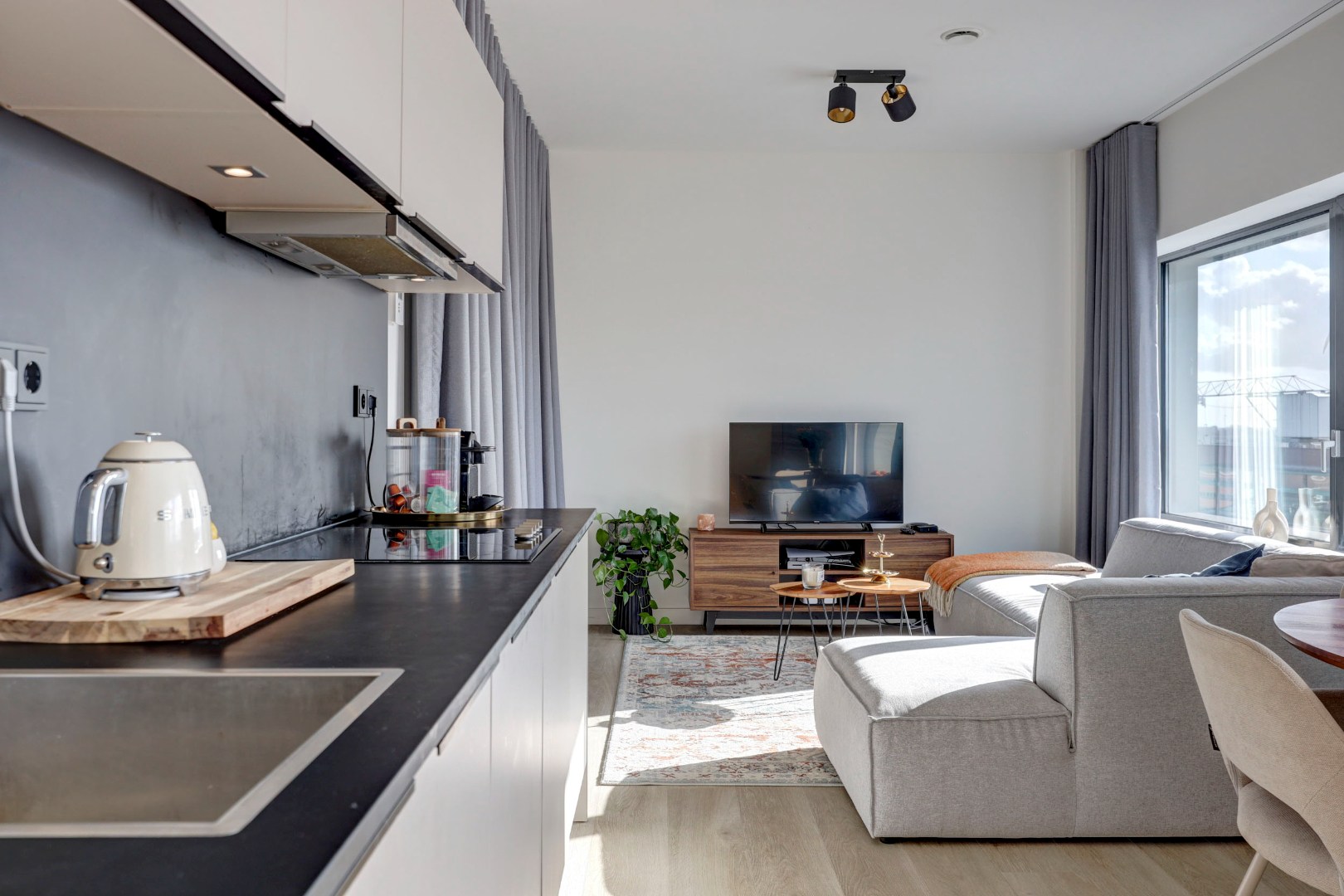 Energiezuinig en instapklare studio met energielabel A, moderne keuken en badkamer en uitzicht op de skyline van Rotterdam. 