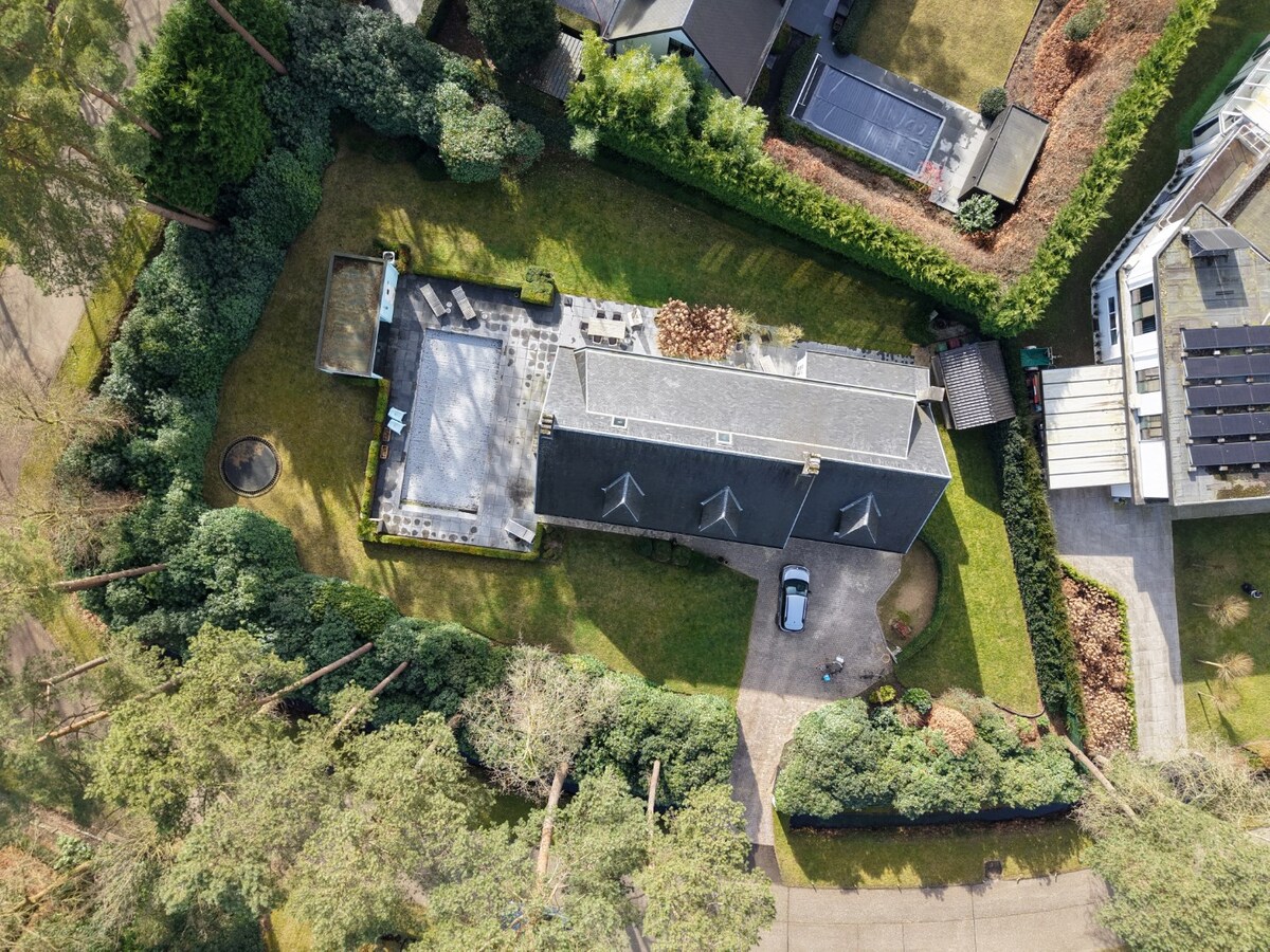 Prachtig gelegen villa met zwembad en poolhouse op een perceel van 1.907 m² in Koningshof te Schoten. 