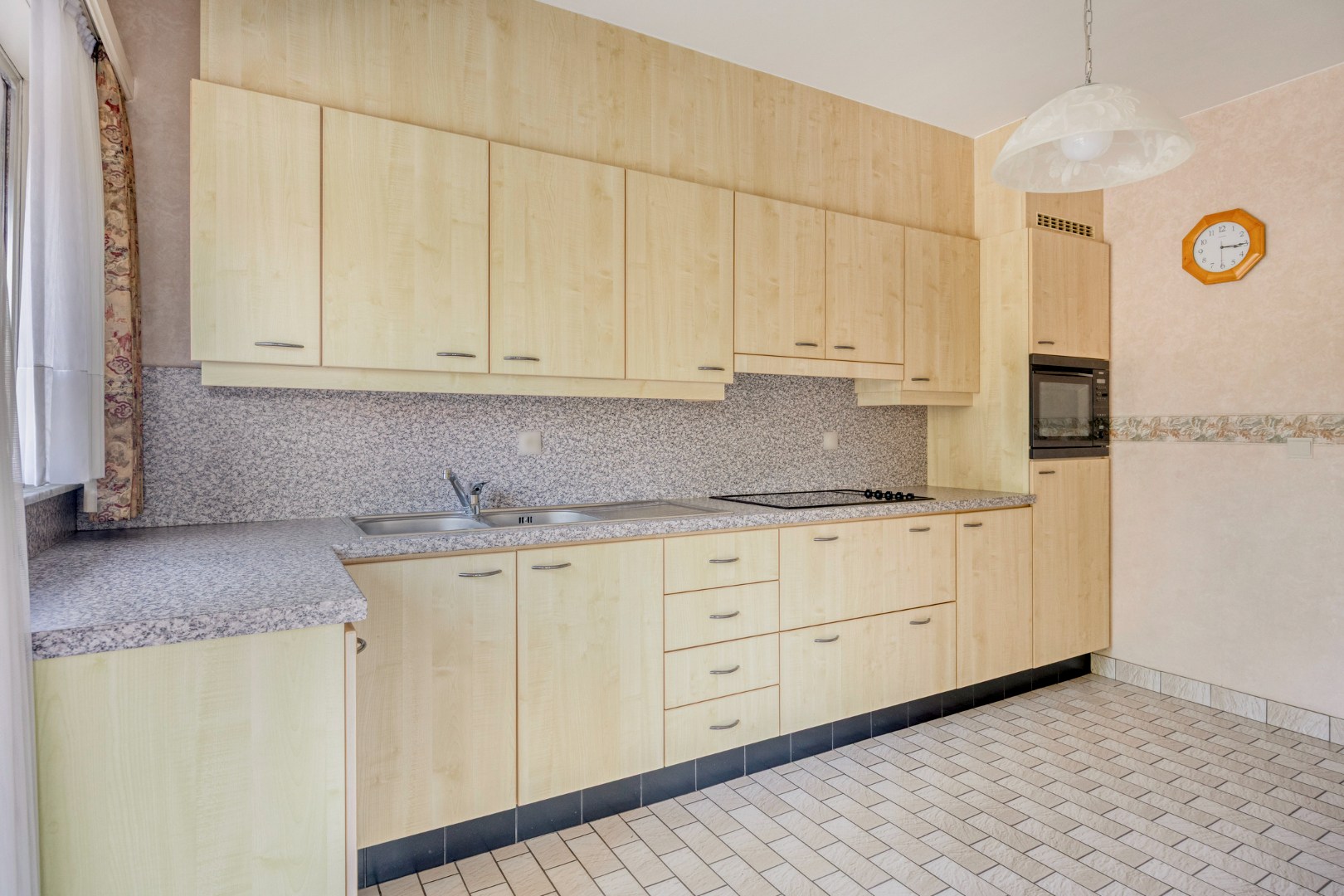 Gelijkvloers appartement met 2 slpk. en tuin in Geel 