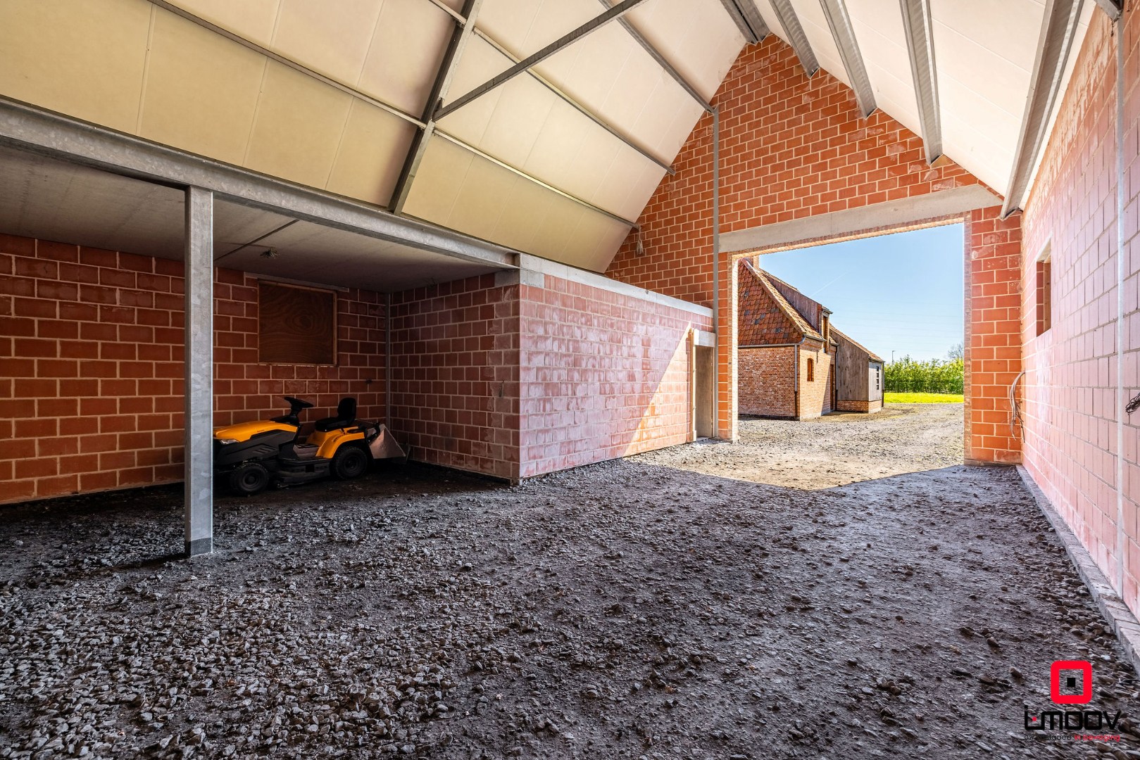 Landelijk gelegen ruwbouwhoeve met bijgebouwen op uitzonderlijk perceel van ca. 9.331 m² 