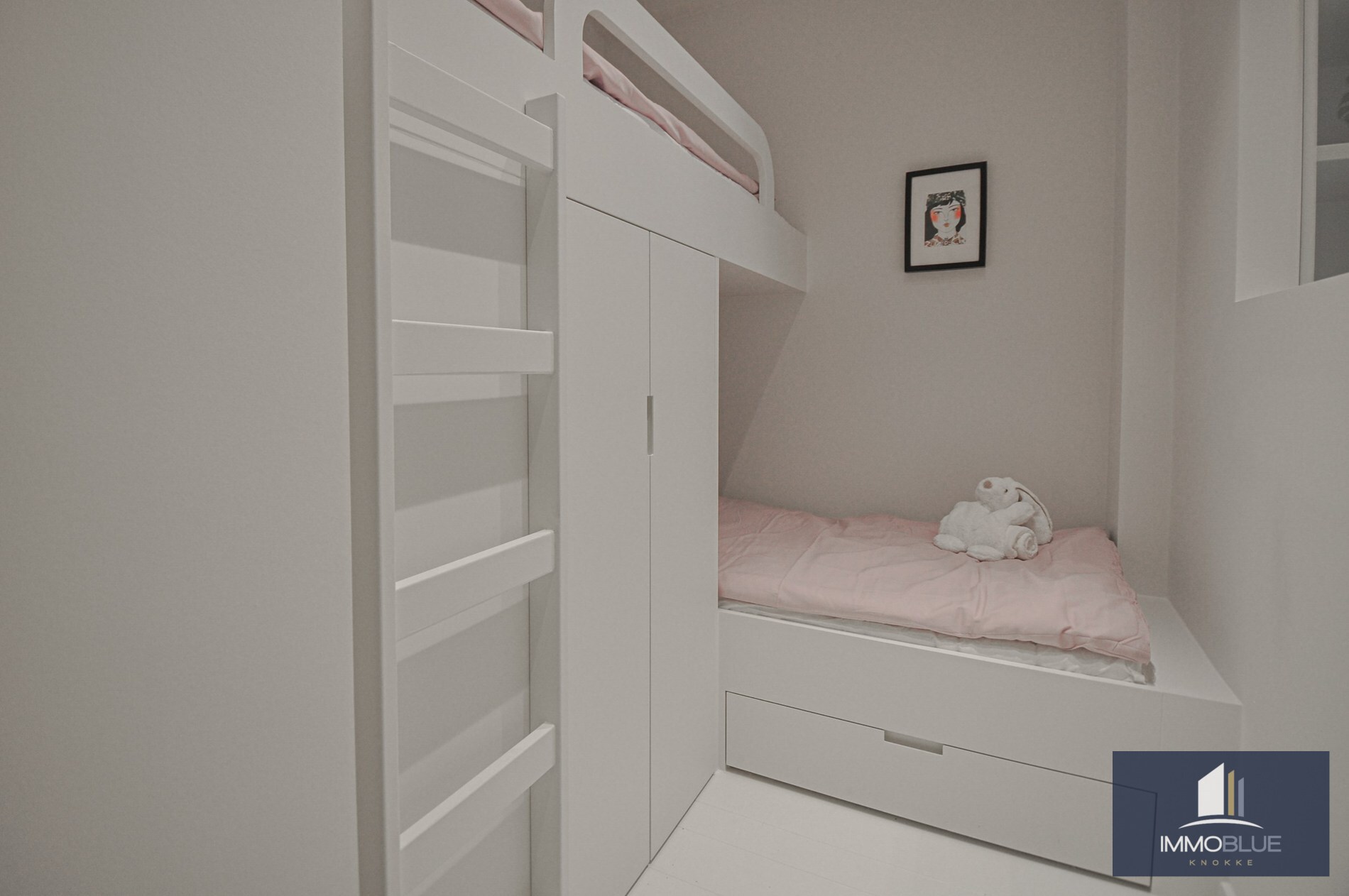 Volledig gerenoveerd appartement met een mooi zijdelings zeezicht gelegen in het Zoute. 