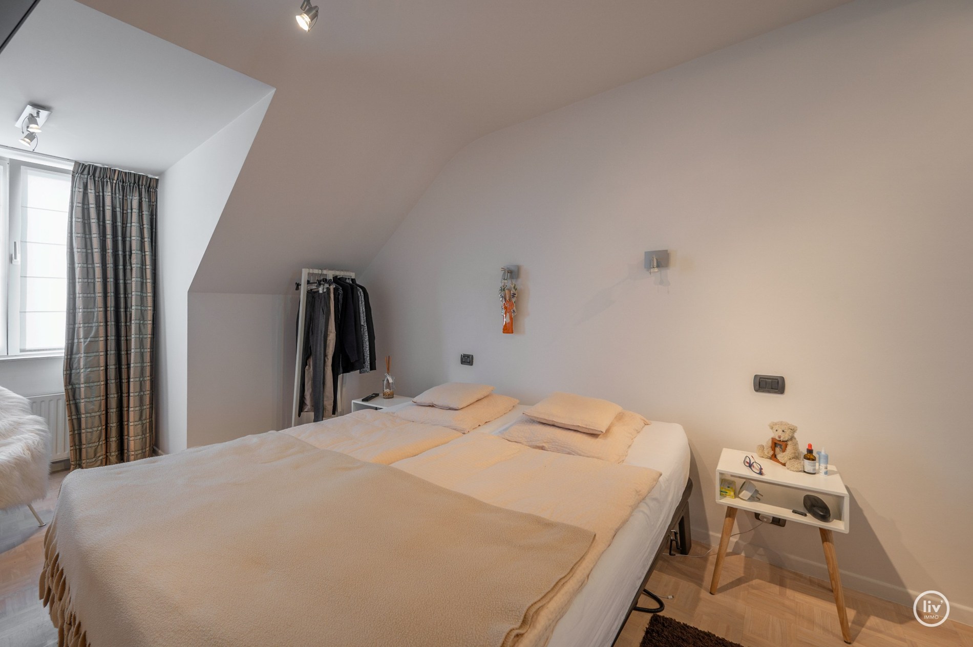 Fraaie bel-étage woning in het centrum van Knokke met Schoonheidssalon op het gelijkvloers. 