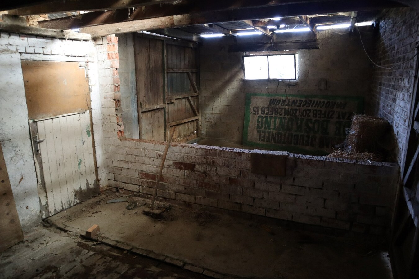 Ruime te renoveren hoeve met schuur en opslagplaatsen + mogelijkheid voor projectgrond 