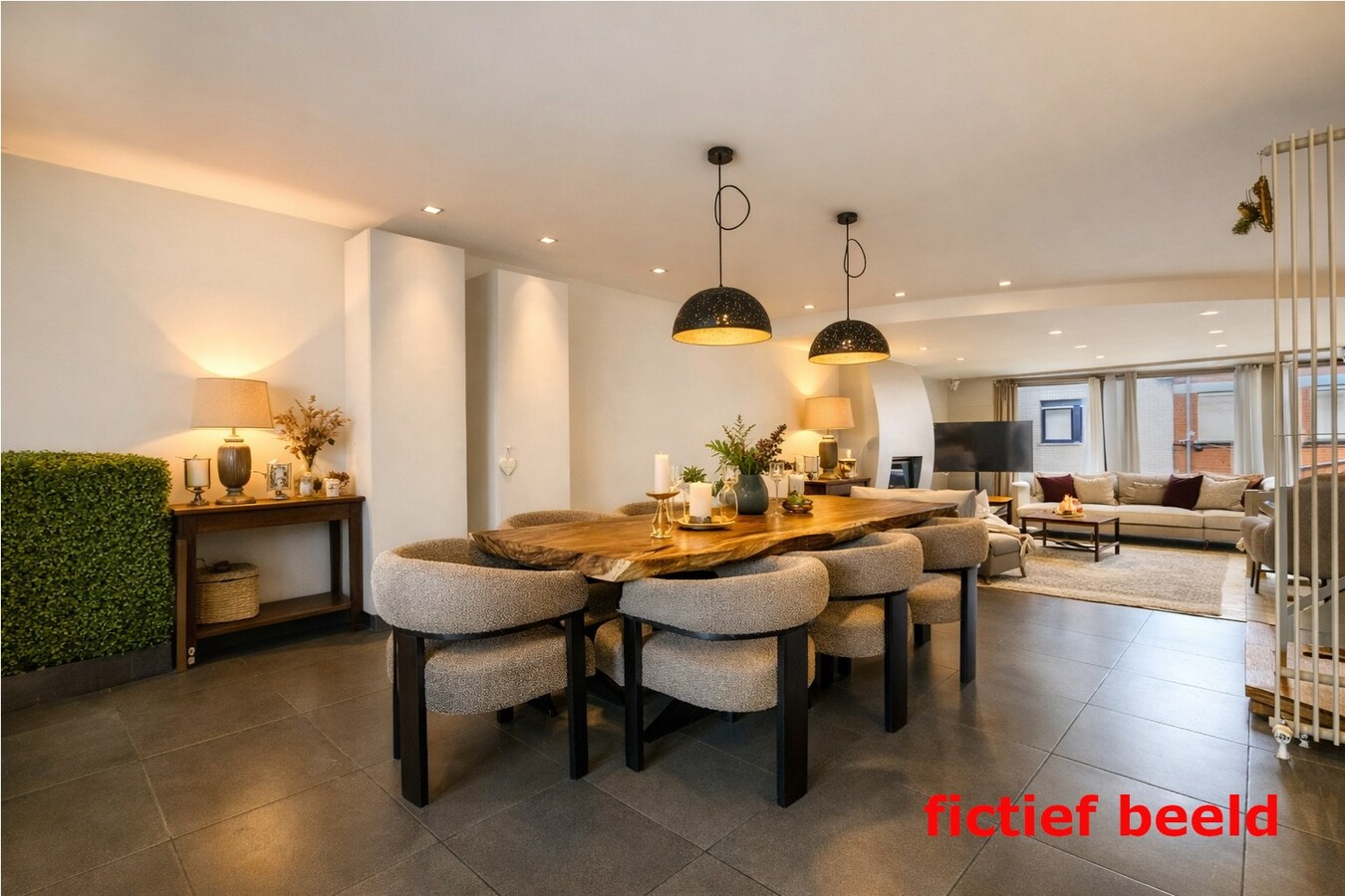 Ruime en veelzijdige bel-étagewoning met 5 slaapkamers, zuidgerichte terrassen en studio/praktijkruimte nabij de zeedijk. 