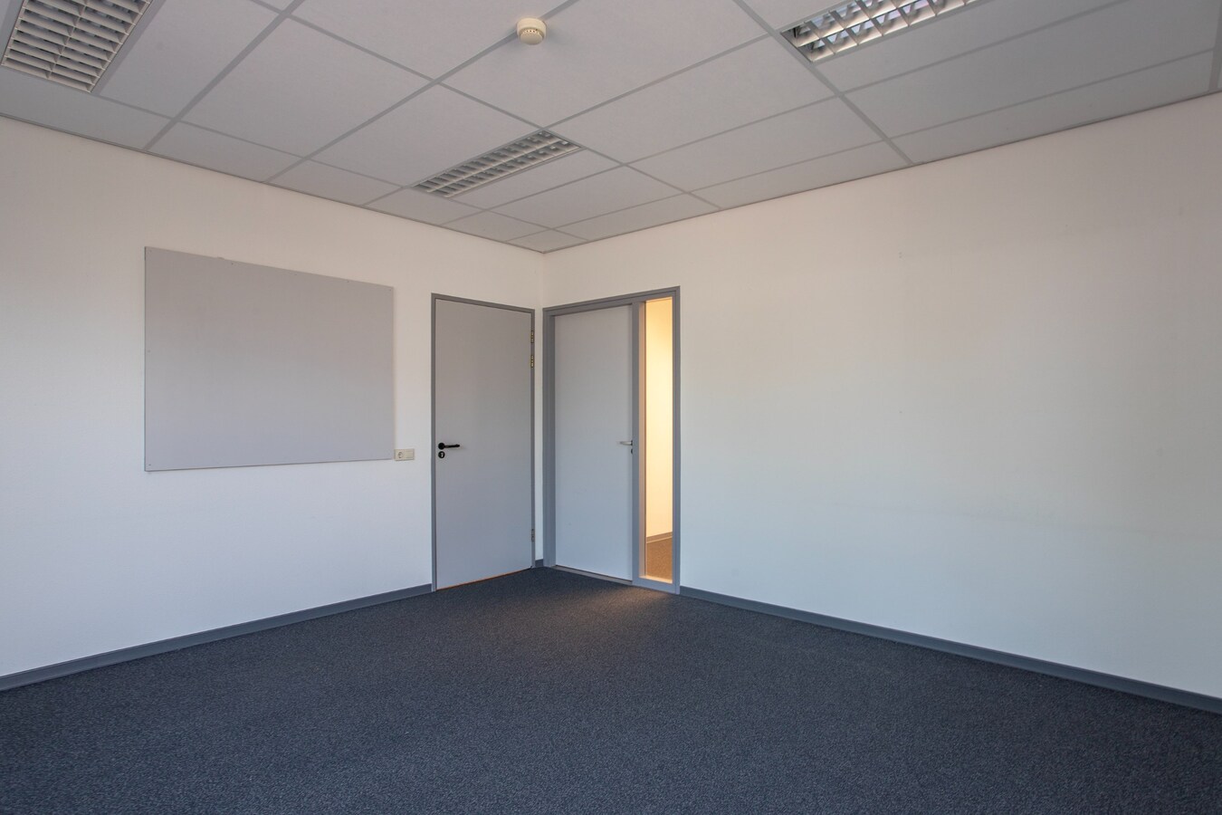 Representatief kantoorpand met 11 kantoorruimtes en circa 20 parkeerplaatsen te huur. 