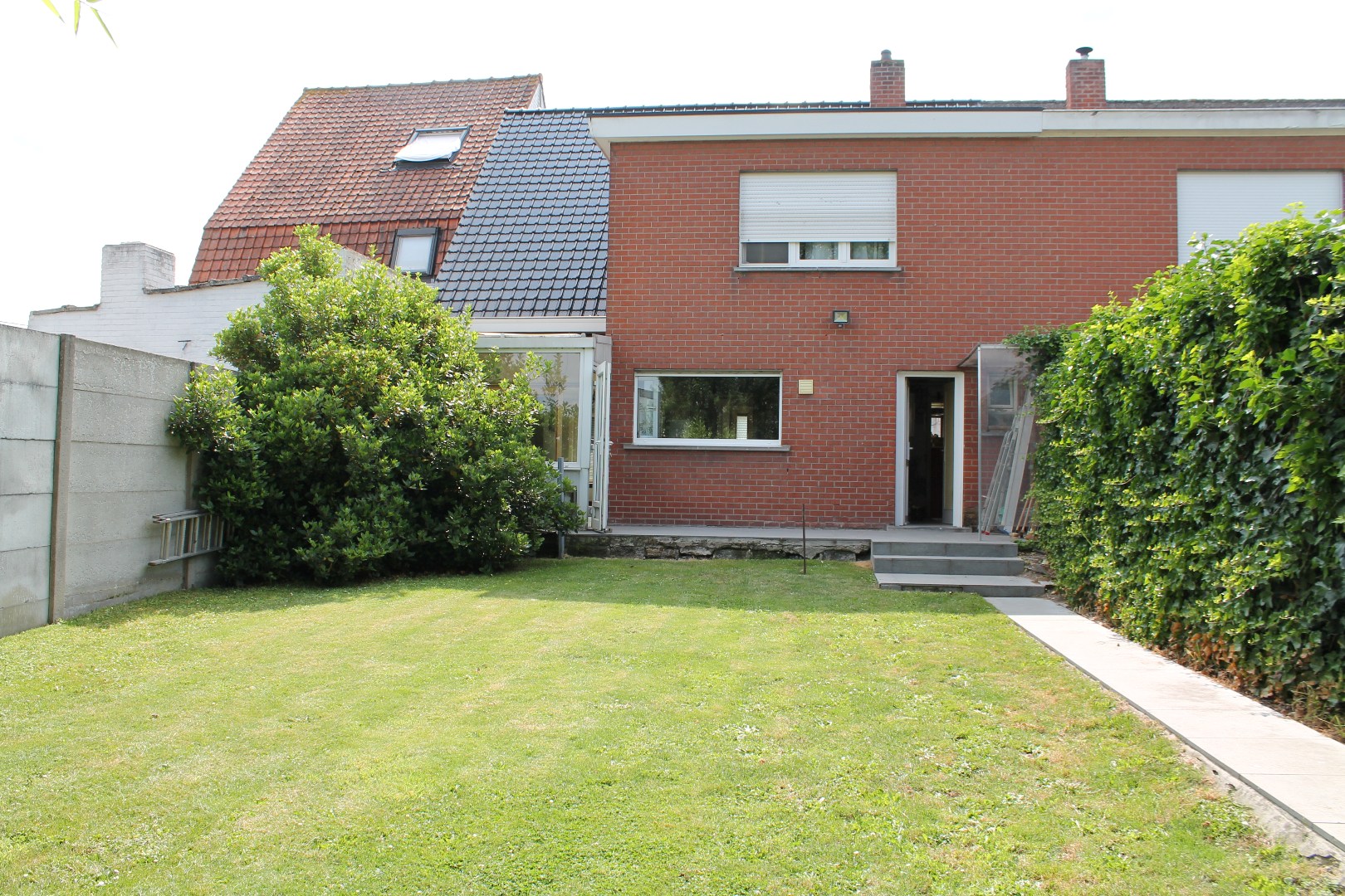 Degelijke woning met, garage, 3 slaapkamers en tuin op 271m² 